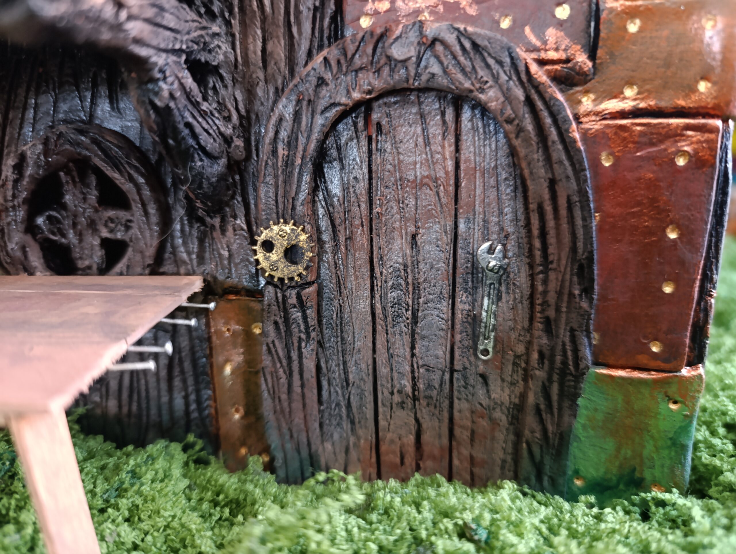 La Maison Rafistolée, abri Bricolé du Village du Lys Enchanté – Image 18