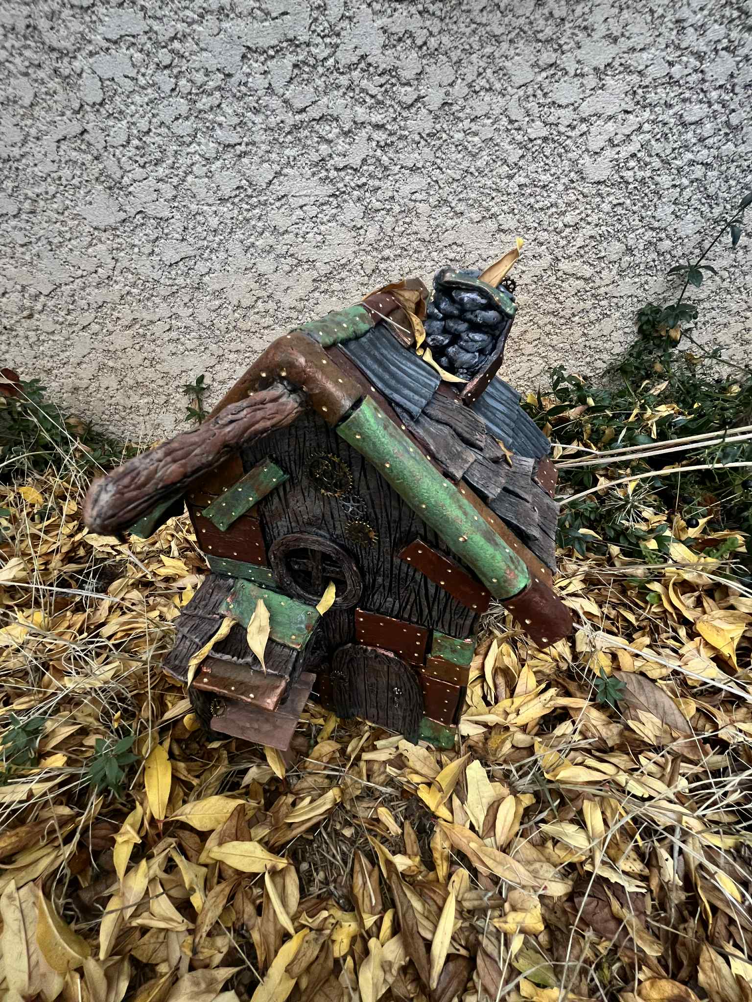 La Maison Rafistolée, abri Bricolé du Village du Lys Enchanté – Image 3