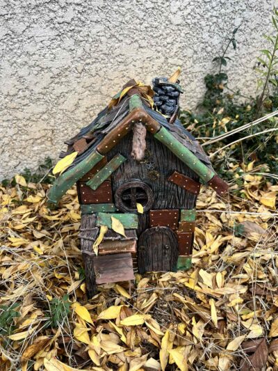 La Maison Rafistolée, abri Bricolé du Village du Lys Enchanté
