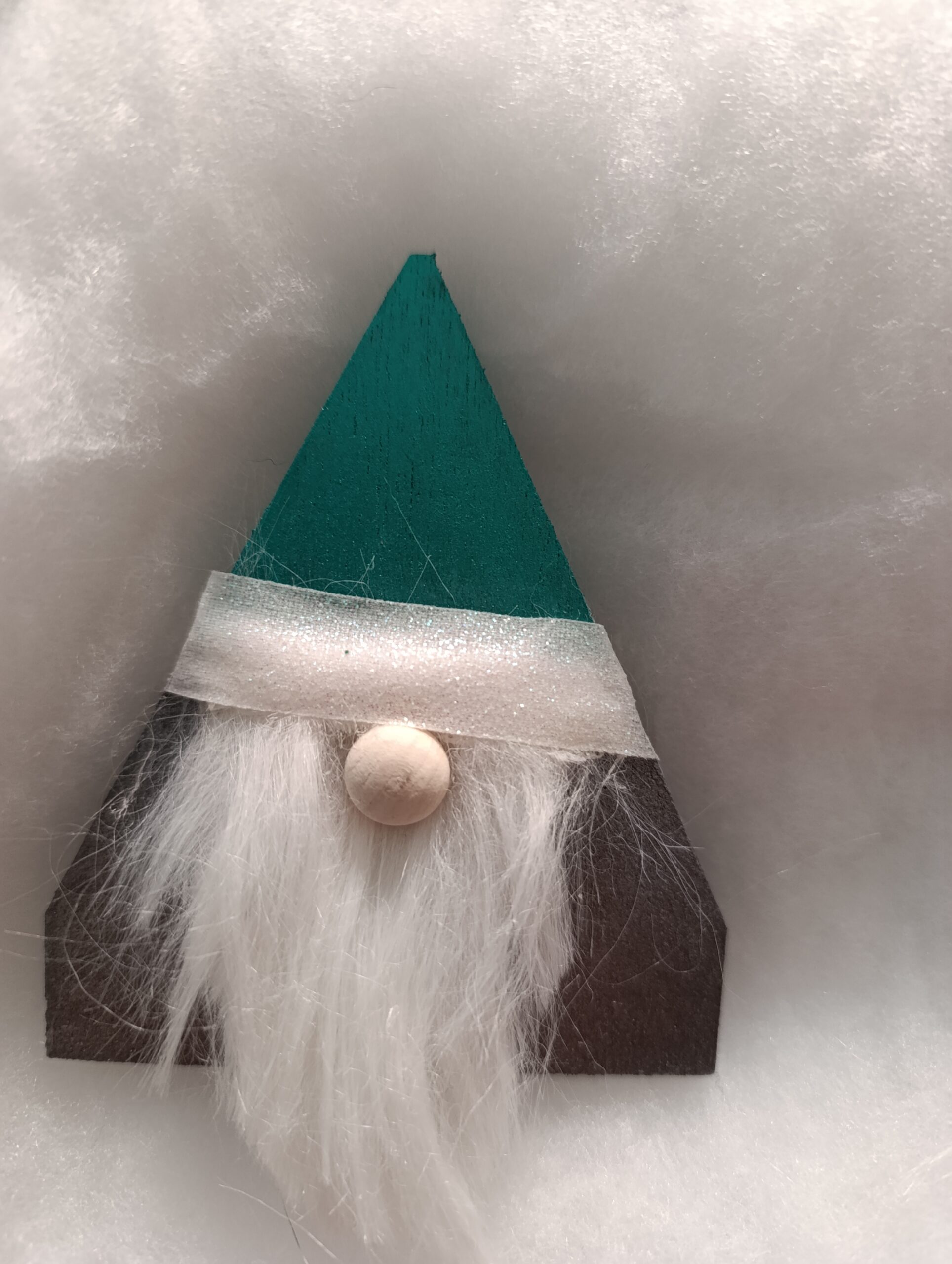 1000012269 🌲 Verdelin Lutin en bois du Lys Enchanté – L’esprit calme des sous-bois enneigés – Image 3