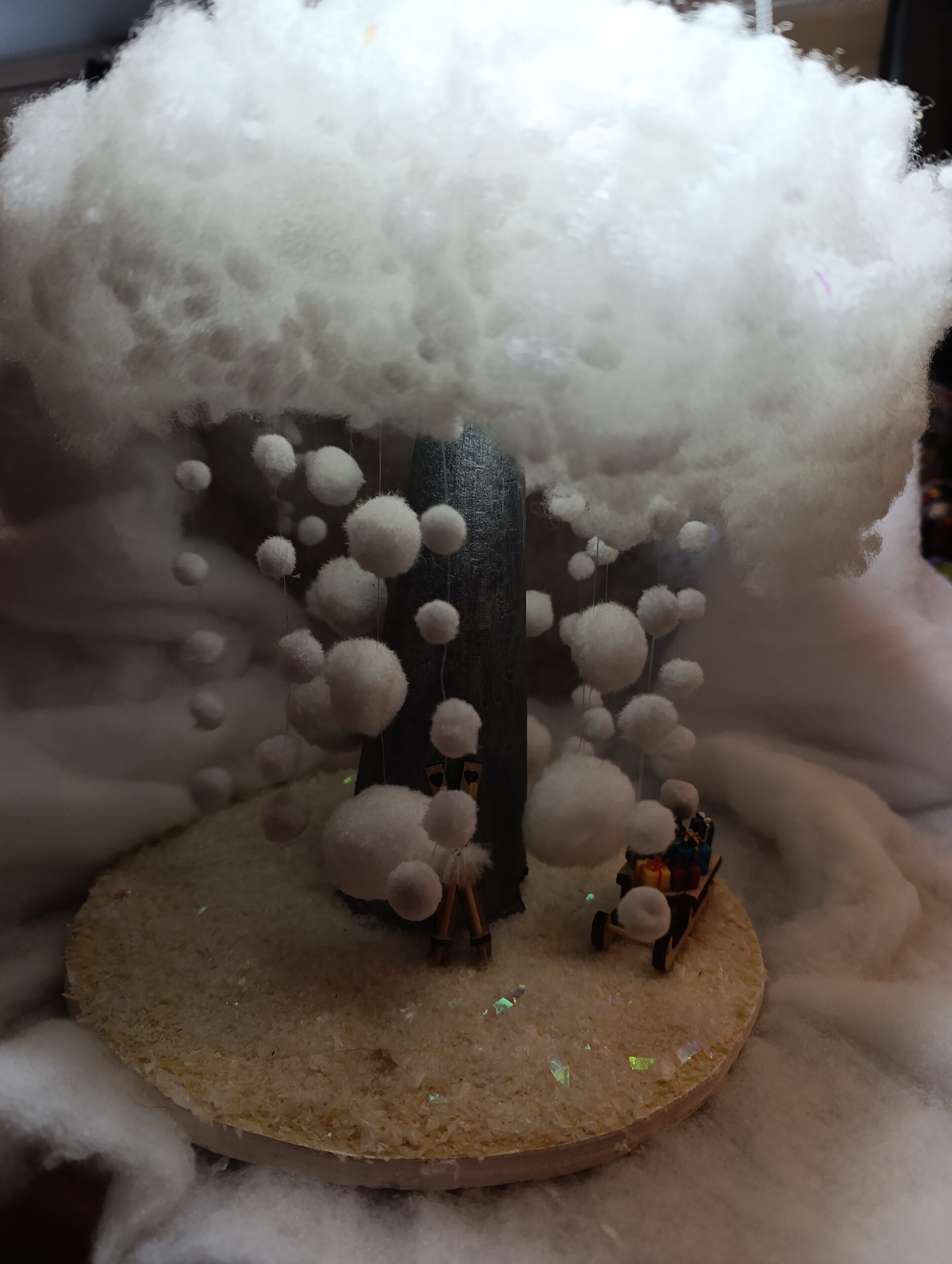 IMG_20251209_093440 🎄 Décoration de Noël – Scène féerique hivernale sous nuage de neige