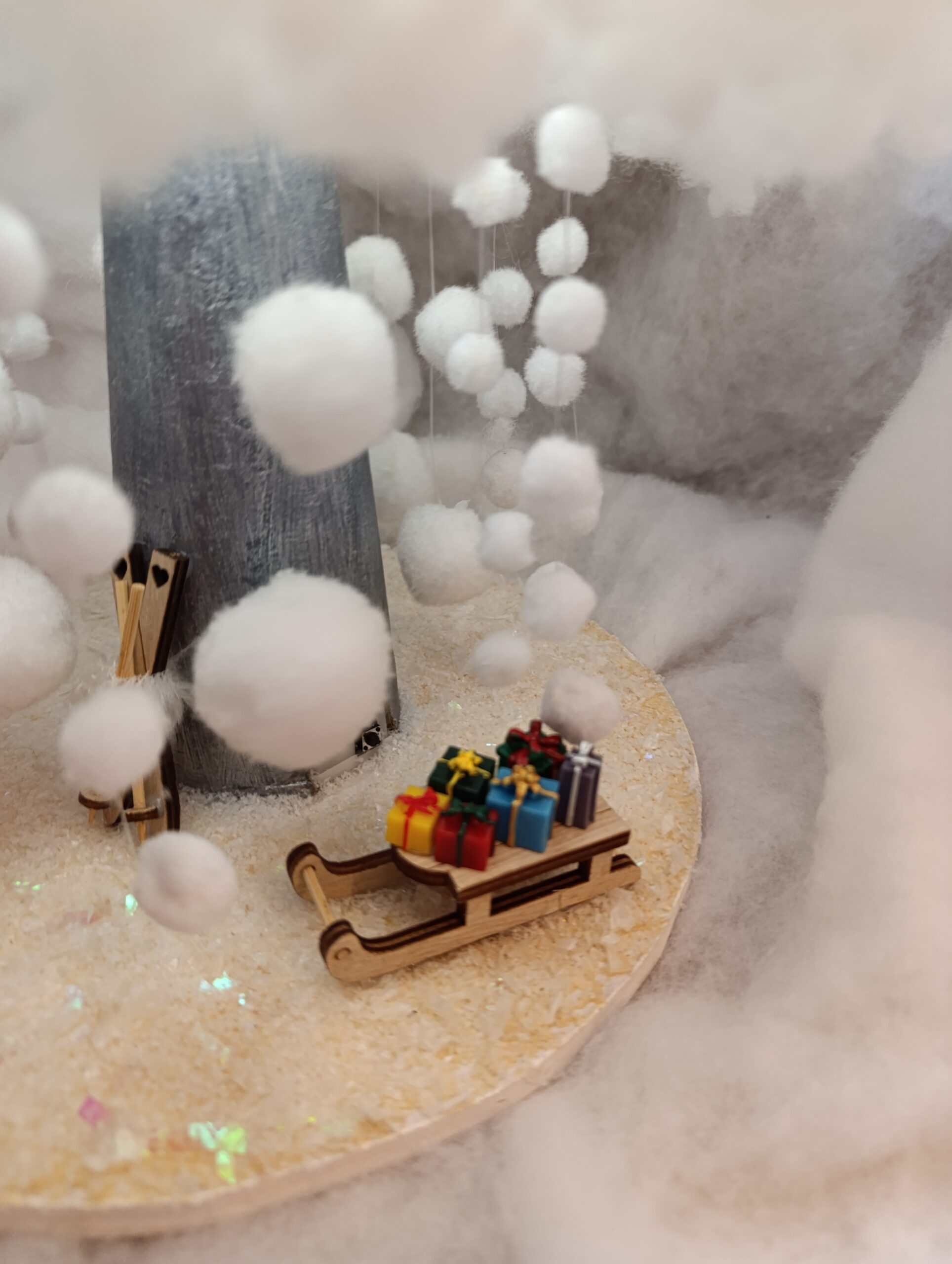 IMG_20251209_093444 🎄 Décoration de Noël – Scène féerique hivernale sous nuage de neige – Image 3