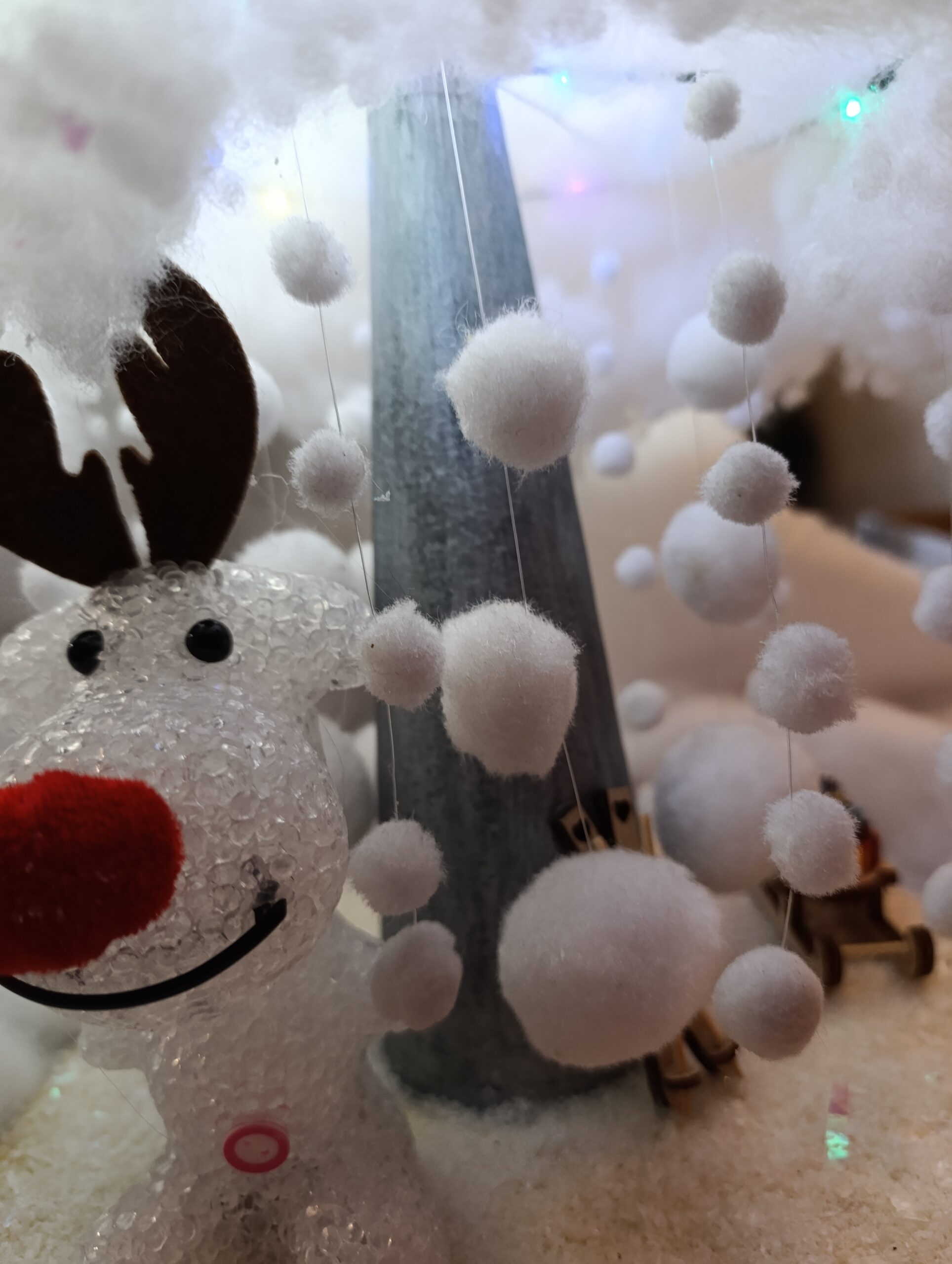 IMG_20251209_093532 🎄 Décoration de Noël – Scène féerique hivernale sous nuage de neige – Image 7