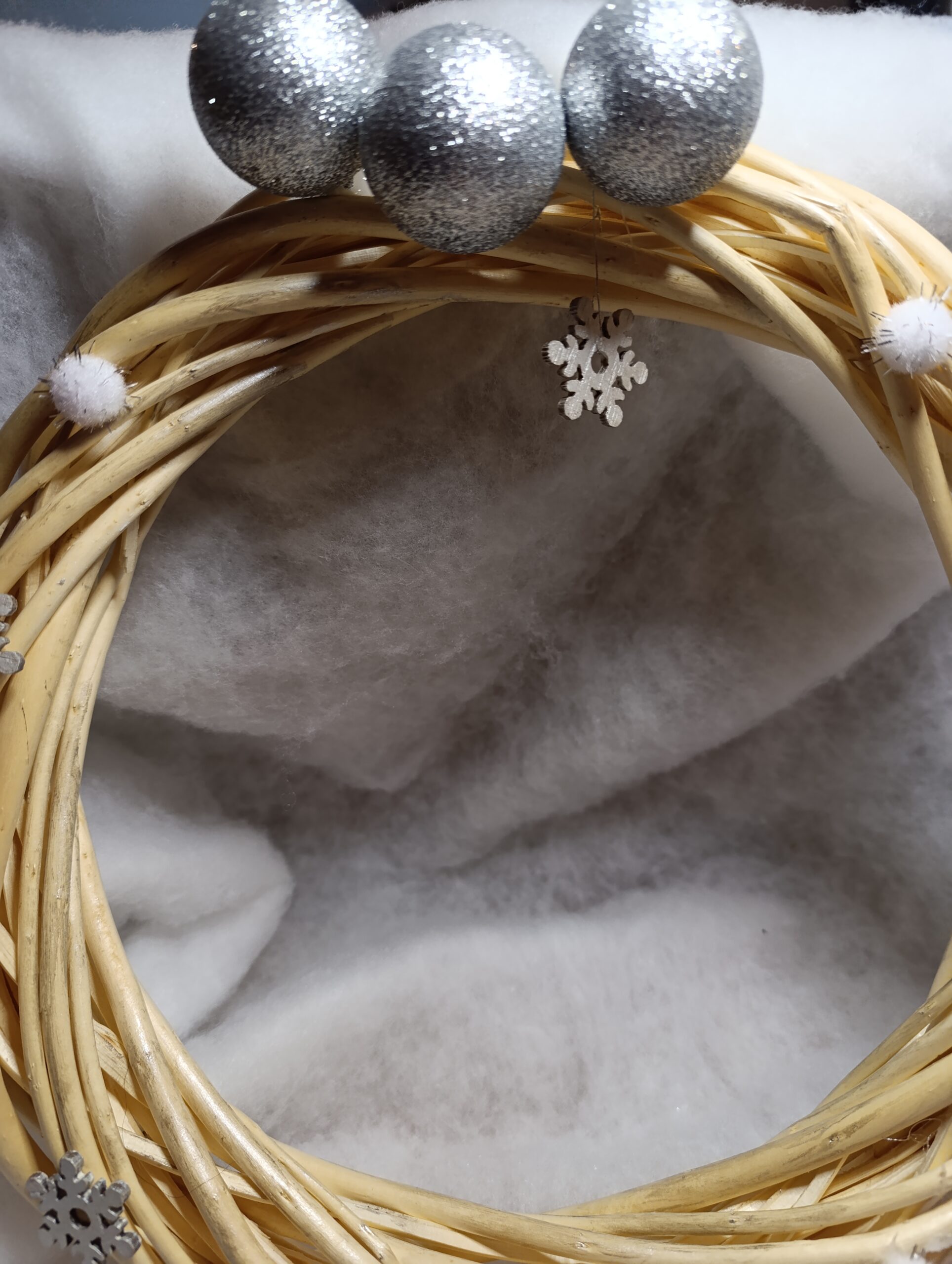 IMG_20251209_093854 ❄️ Couronne Flocons d’Argent – La poésie de l’hiver en toute simplicité – Image 4