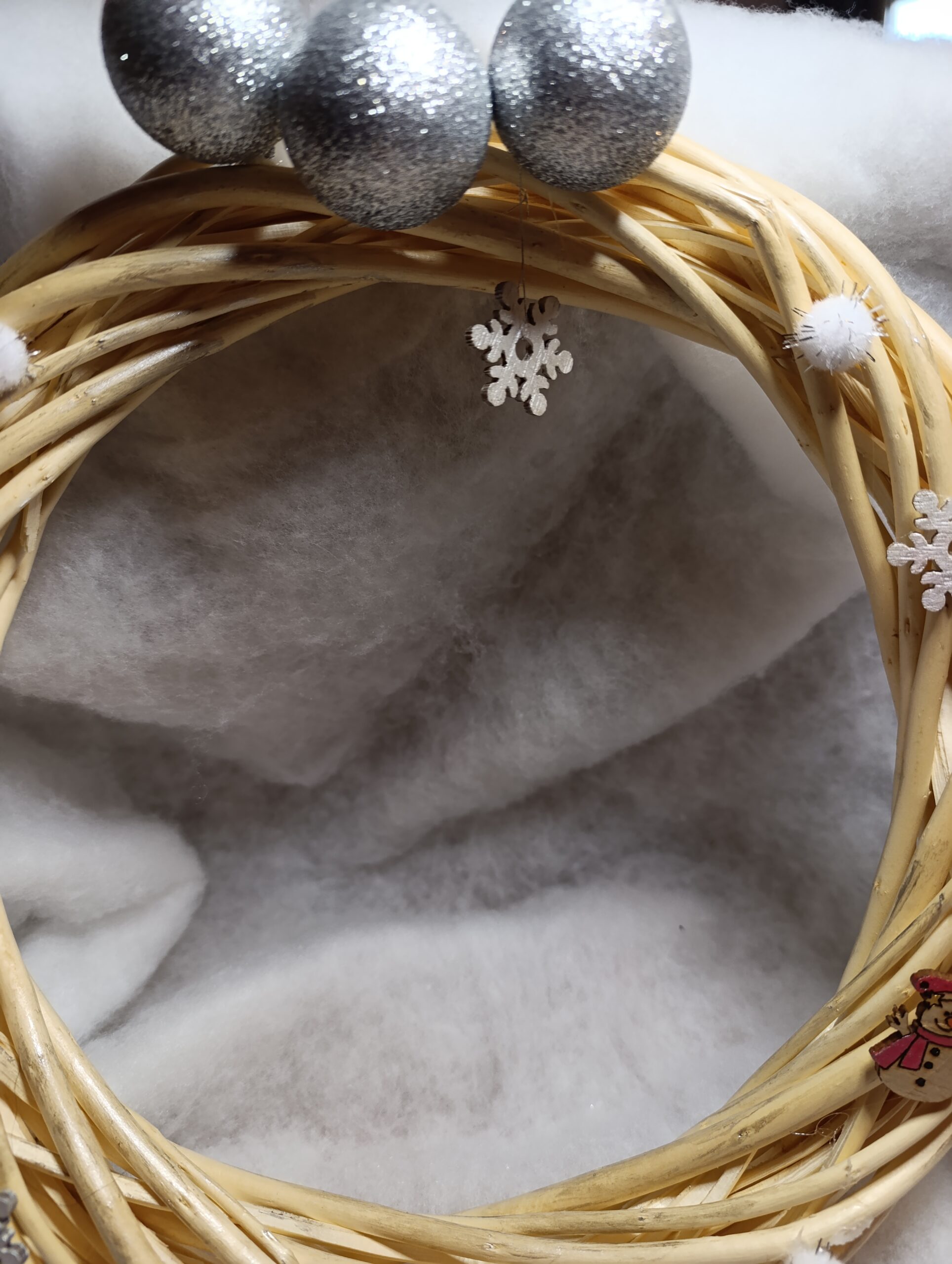 IMG_20251209_093856 ❄️ Couronne Flocons d’Argent – La poésie de l’hiver en toute simplicité – Image 2