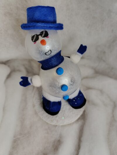 « Givré Lou  Bonhomme de neige bleu chic, création unique »