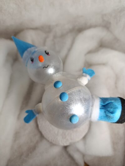 « Flocon, Bonhomme de neige bleu ciel, le maladroit attendrissant»