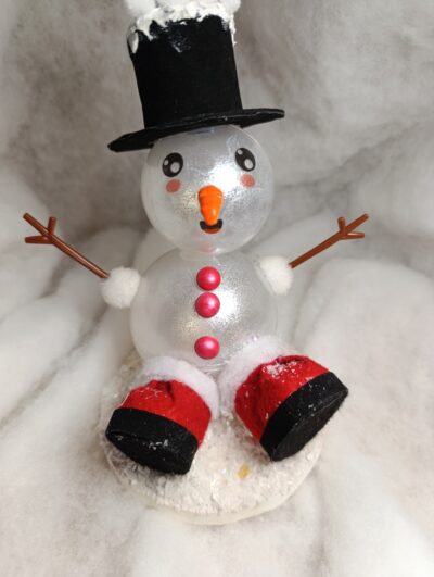 Neigépince, bonhomme de neige assis au chapeau haut de forme