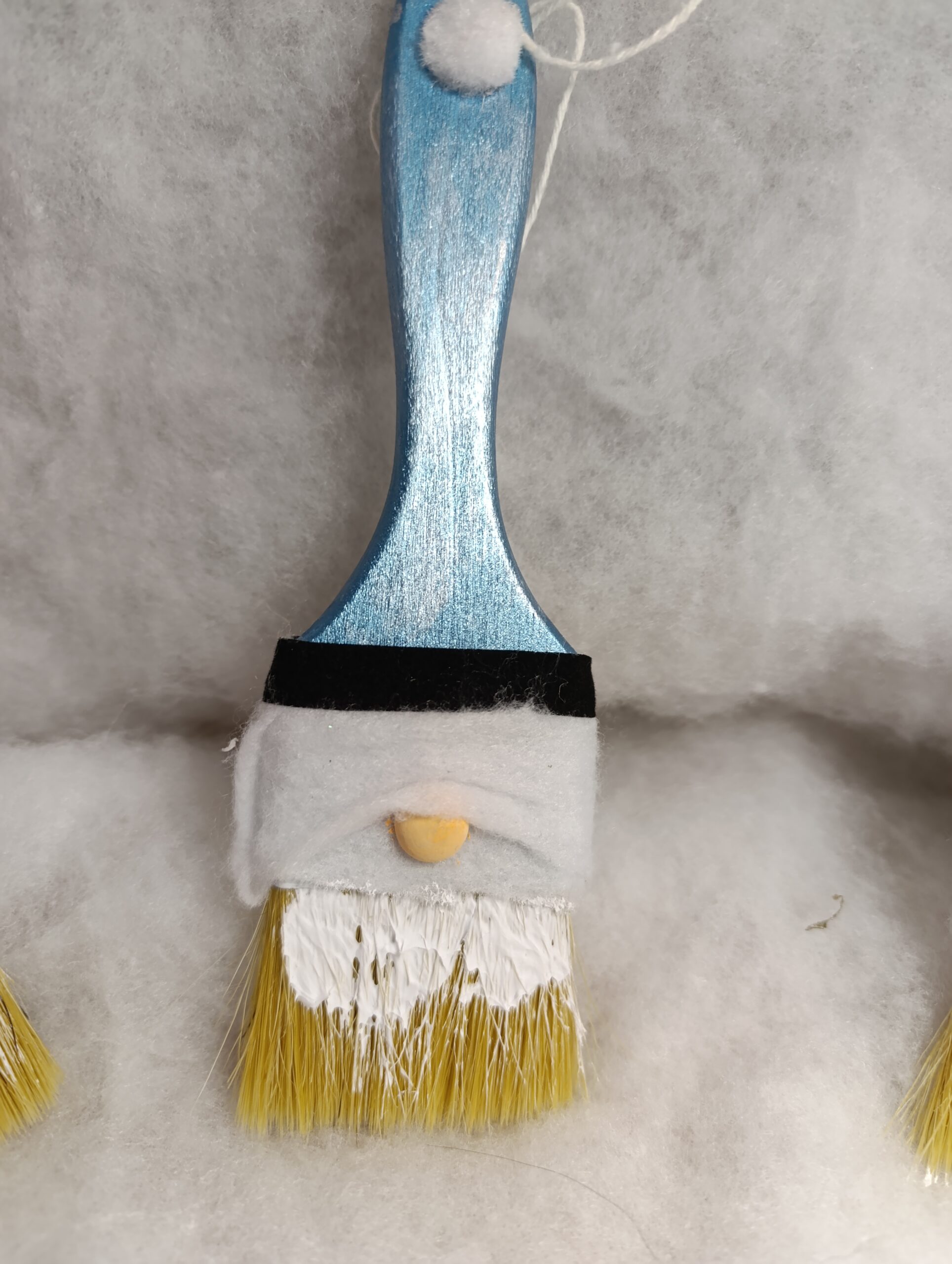 IMG_20251209_103646 🎄 Décoration de Noël – Lutin Père Noël en pinceau, bonnet bleu et barbe blanche – Image 4