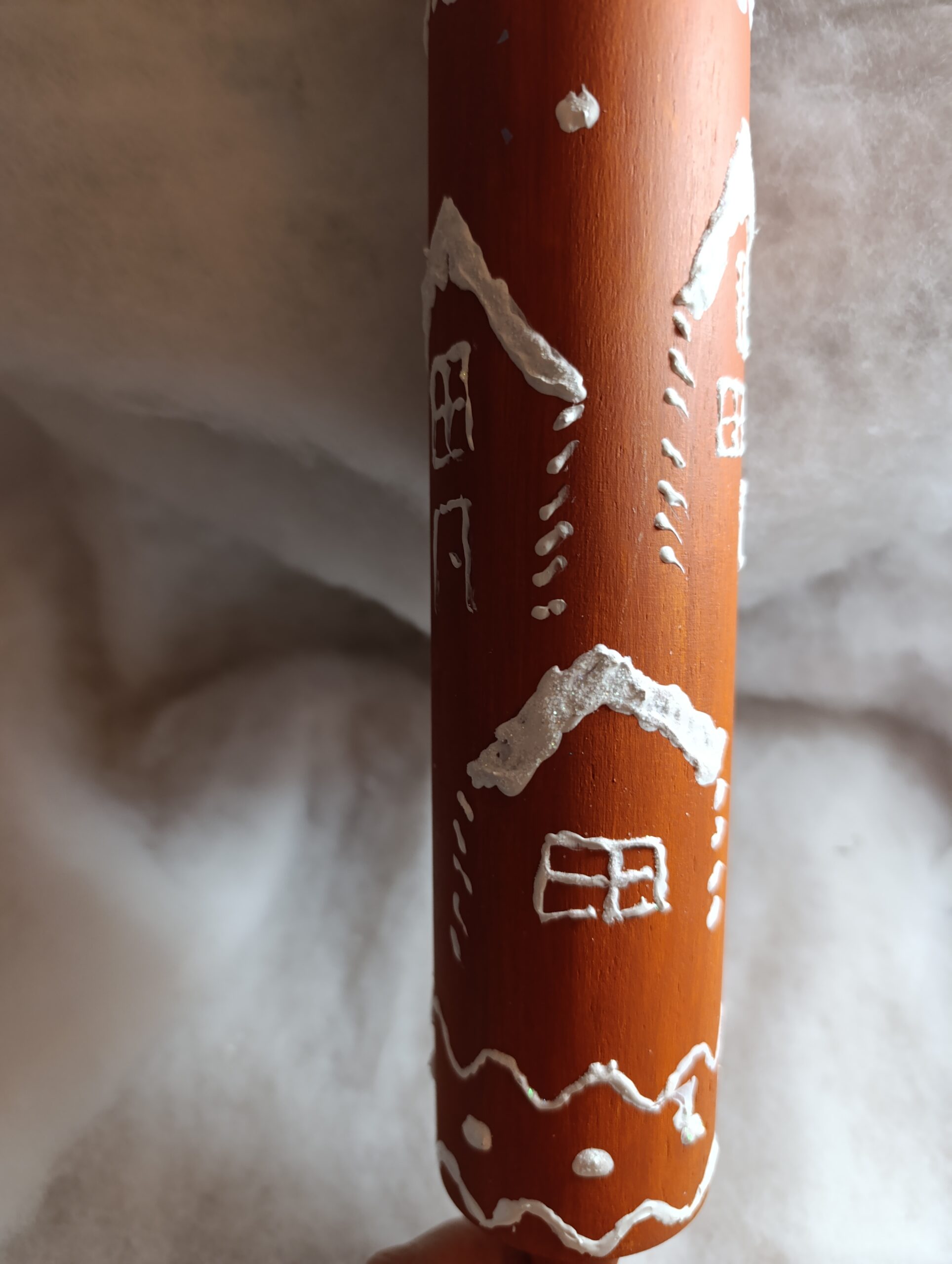 IMG_20251209_104007 🎄 Décoration de Noël – Rouleau à pâtisserie en bois décor Maison pain d’épices – Image 5