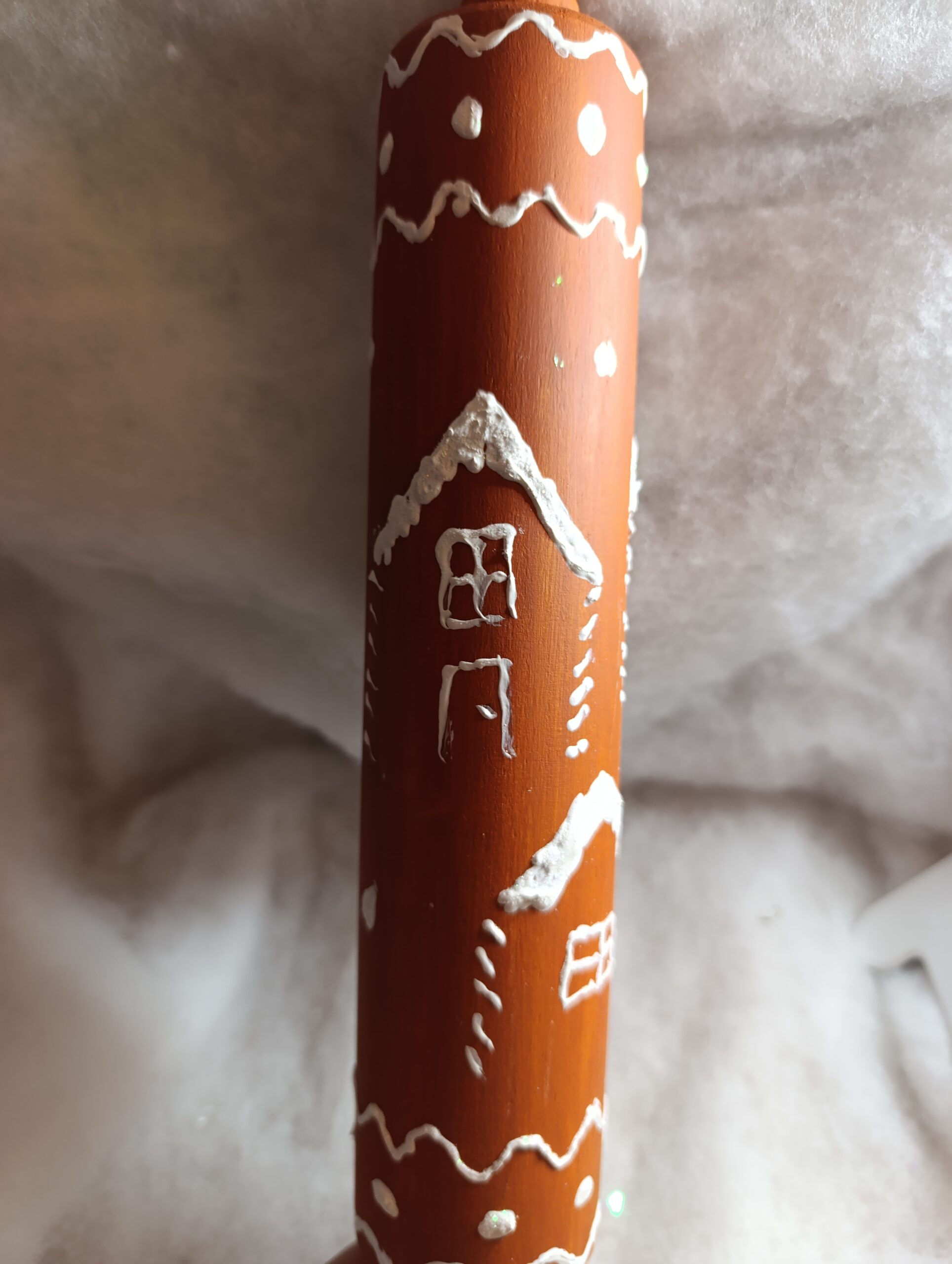 IMG_20251209_104011 🎄 Décoration de Noël – Rouleau à pâtisserie en bois décor Maison pain d’épices – Image 4