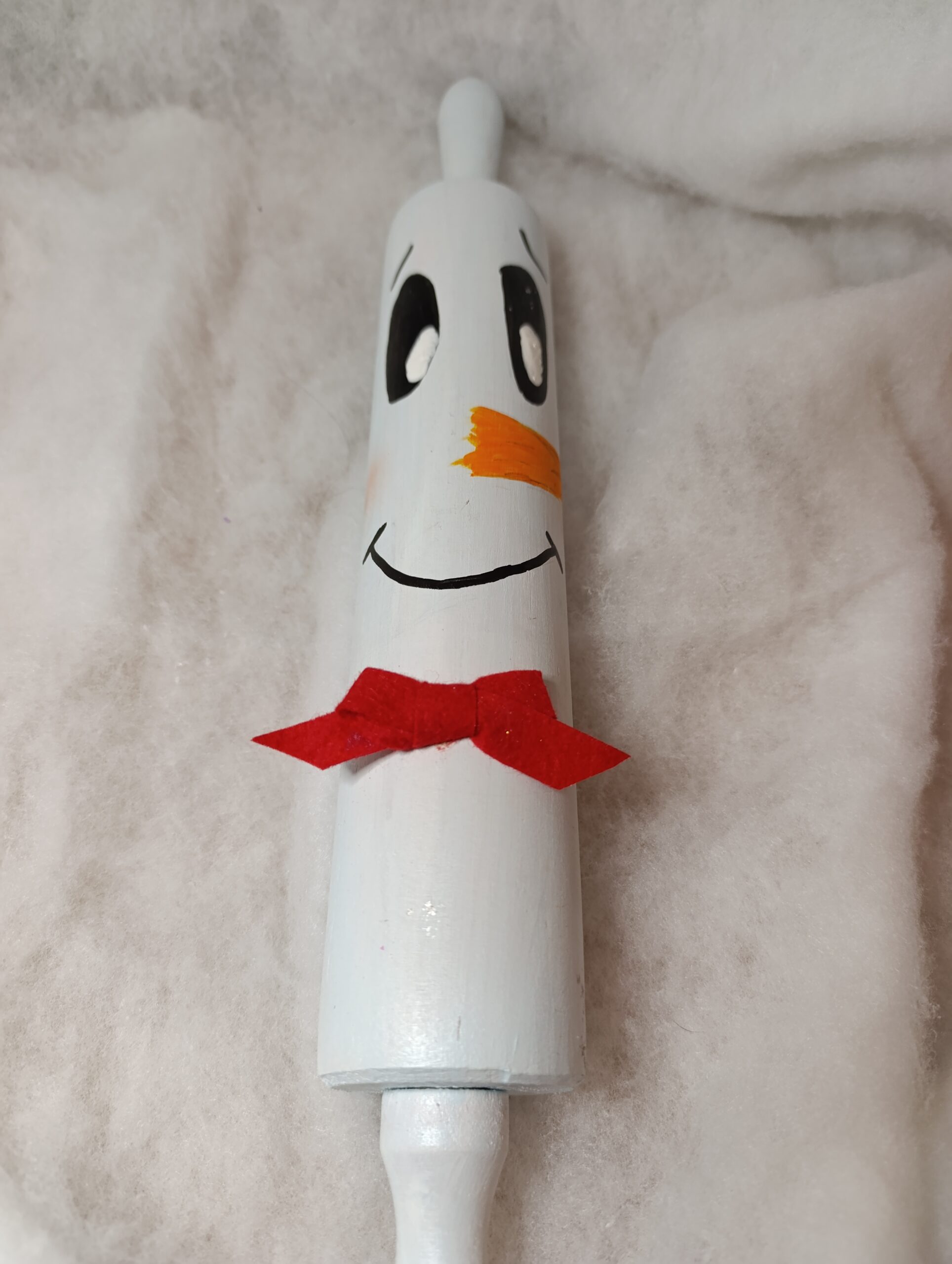 IMG_20251209_104136 🎄 Décoration de Noël – Bonhomme de neige en rouleau à pâtisserie en bois, nœud rouge – Image 3