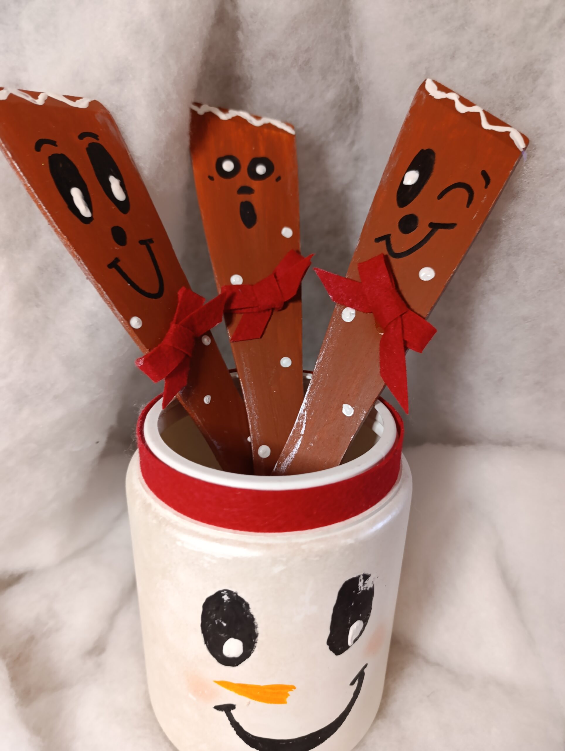 IMG_20251209_104736 🎄 Décoration de Noël – Personnage pain d’épices clin d’œil en spatule en bois, nœud rouge – Image 4