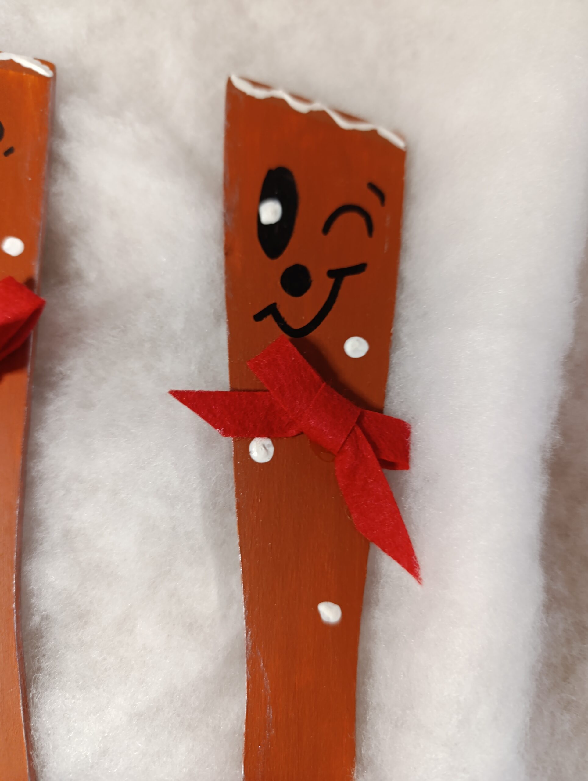 IMG_20251209_104759 🎄 Décoration de Noël – Personnage pain d’épices clin d’œil en spatule en bois, nœud rouge – Image 3