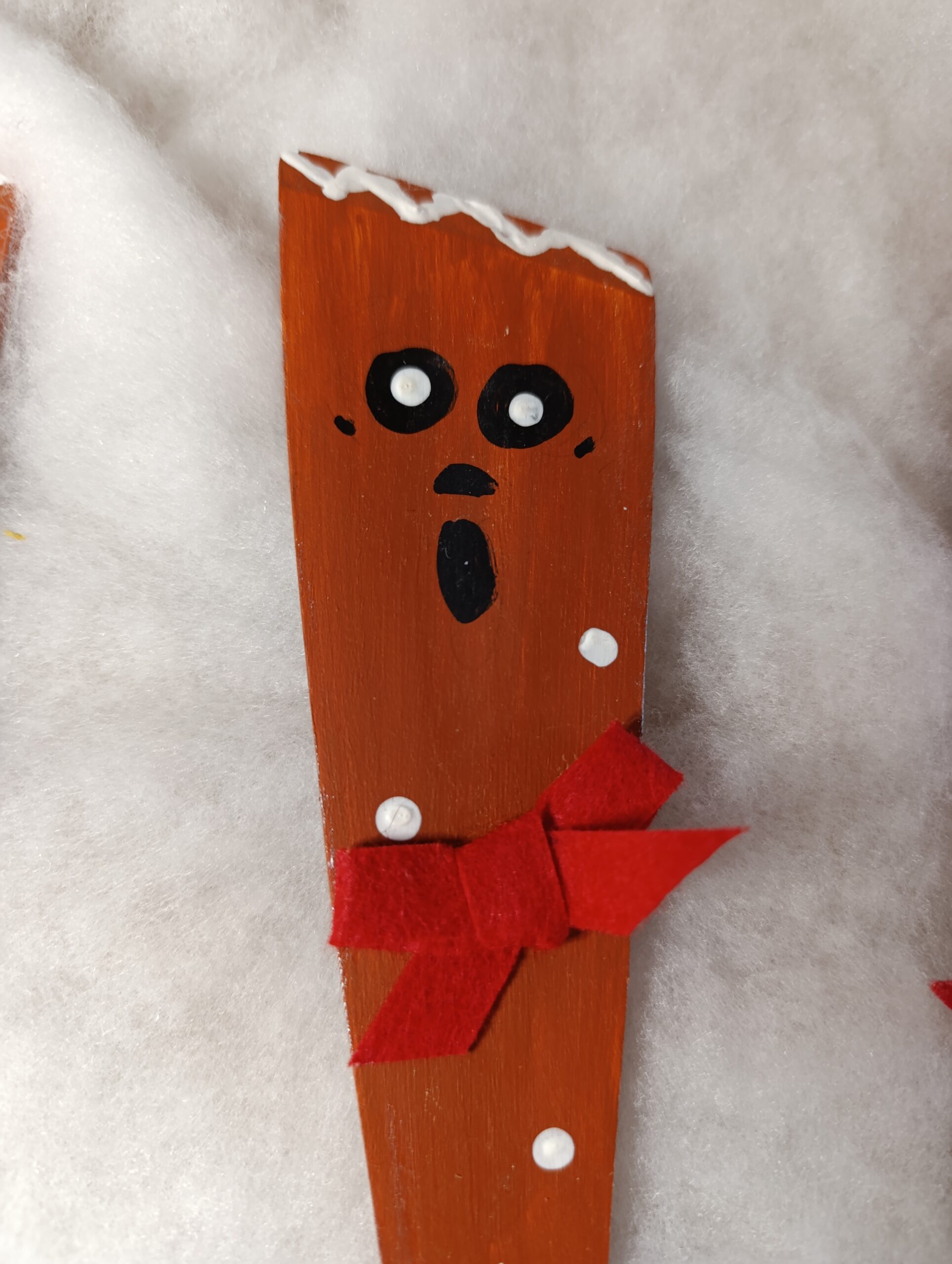 IMG_20251209_104803 🎄 Décoration de Noël – Personnage pain d’épices en cuillère en bois, nœud rouge – Image 3