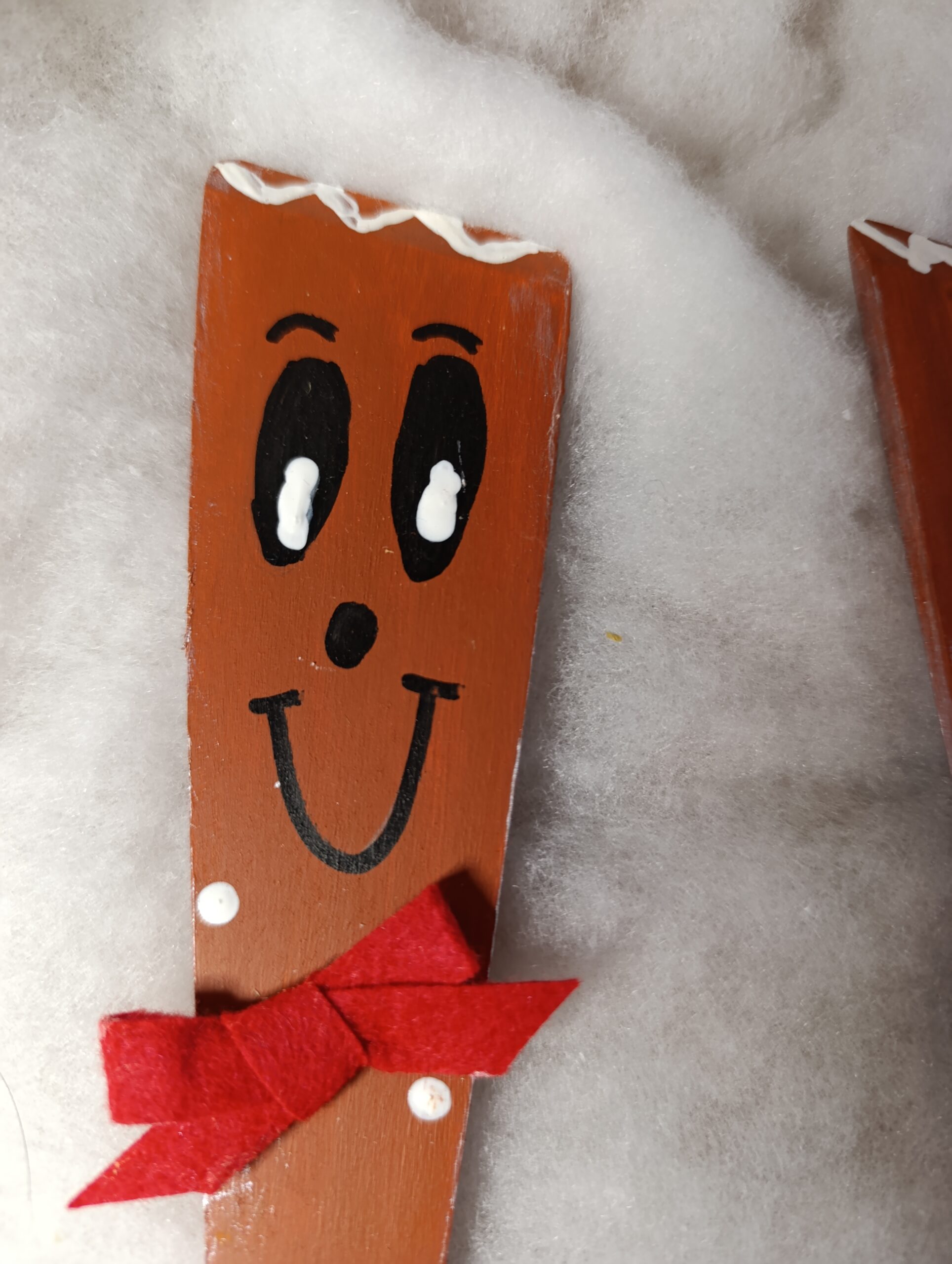 IMG_20251209_104806 🎄 Décoration de Noël – Personnage pain d’épices souriant en spatule en bois, nœud rouge – Image 2