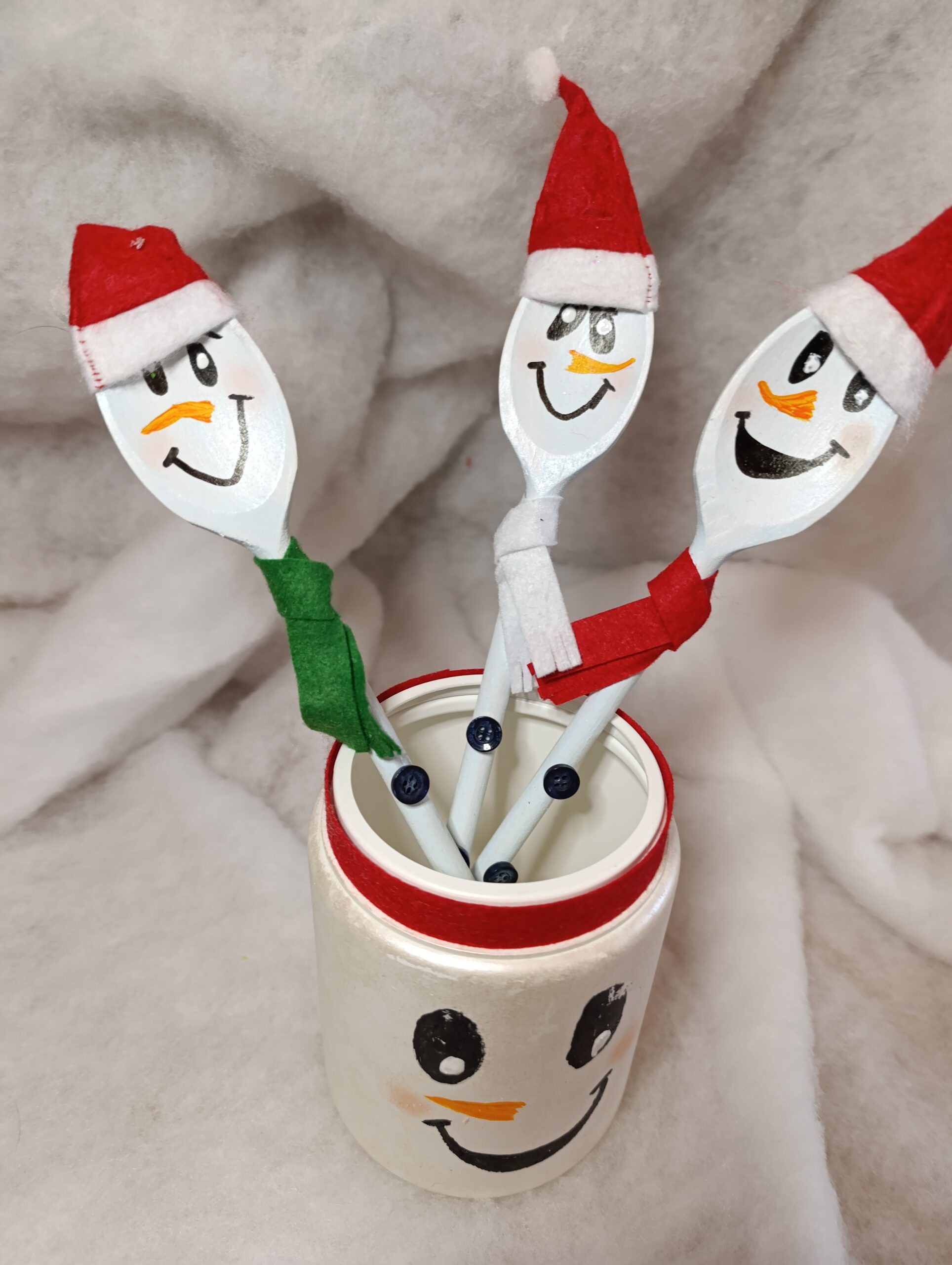 IMG_20251209_104956 🎄 Décoration de Noël – Bonhomme de neige en cuillère en bois, bonnet rouge et écharpe blanche – Image 5