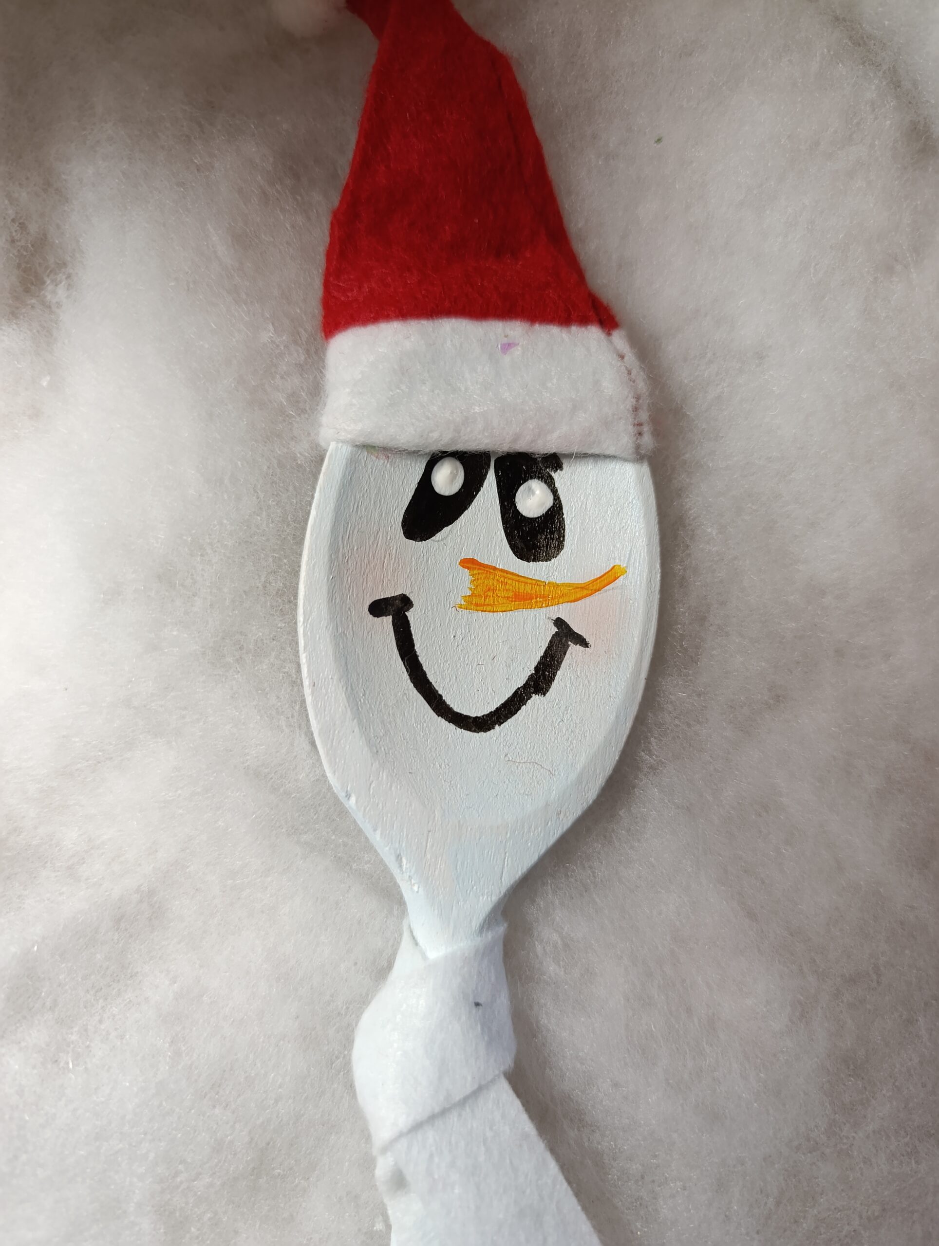 IMG_20251209_105122 🎄 Décoration de Noël – Bonhomme de neige en cuillère en bois, bonnet rouge et écharpe blanche – Image 2