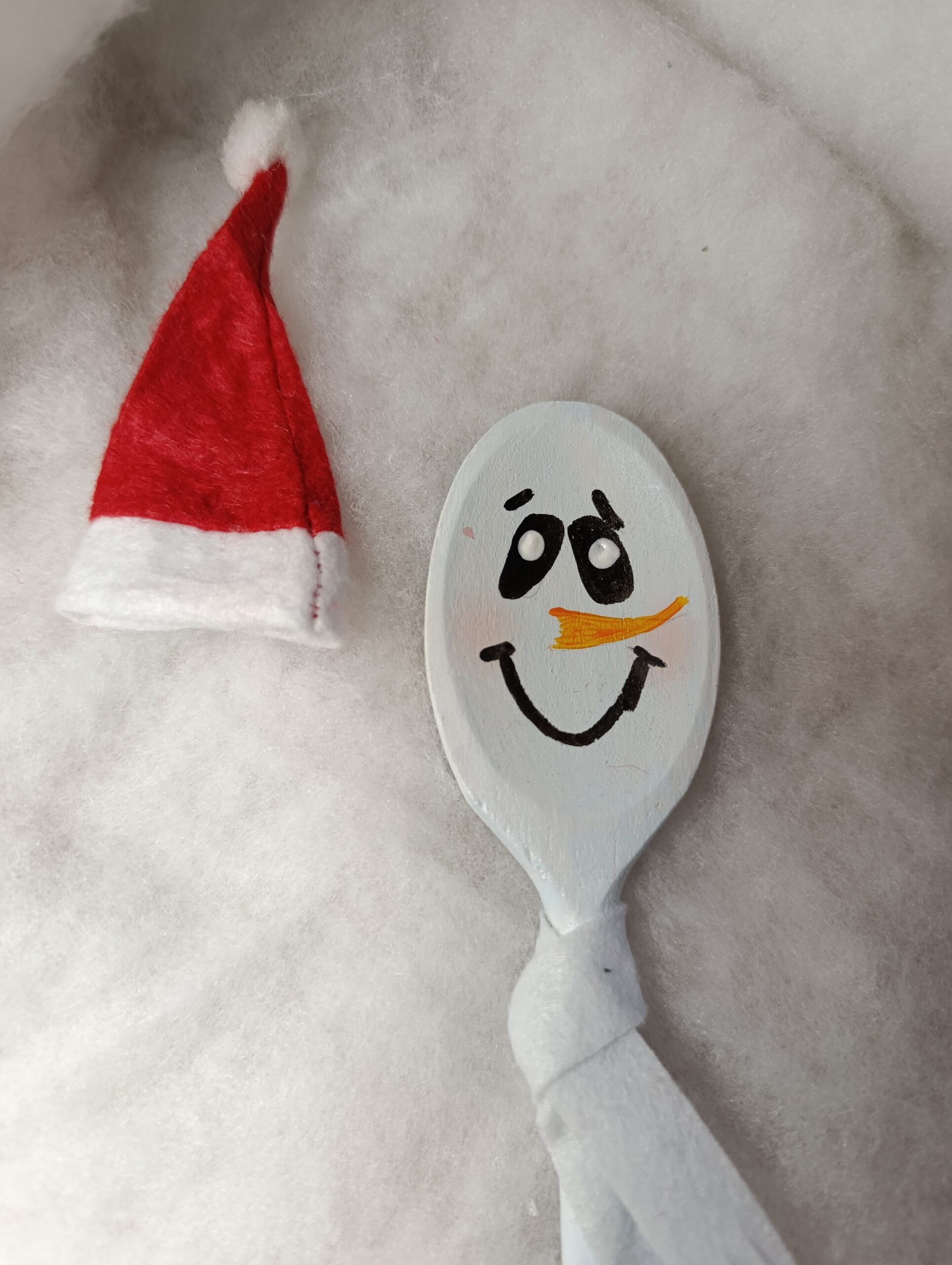 IMG_20251209_105137 🎄 Décoration de Noël – Bonhomme de neige en cuillère en bois, bonnet rouge et écharpe rouge – Image 3