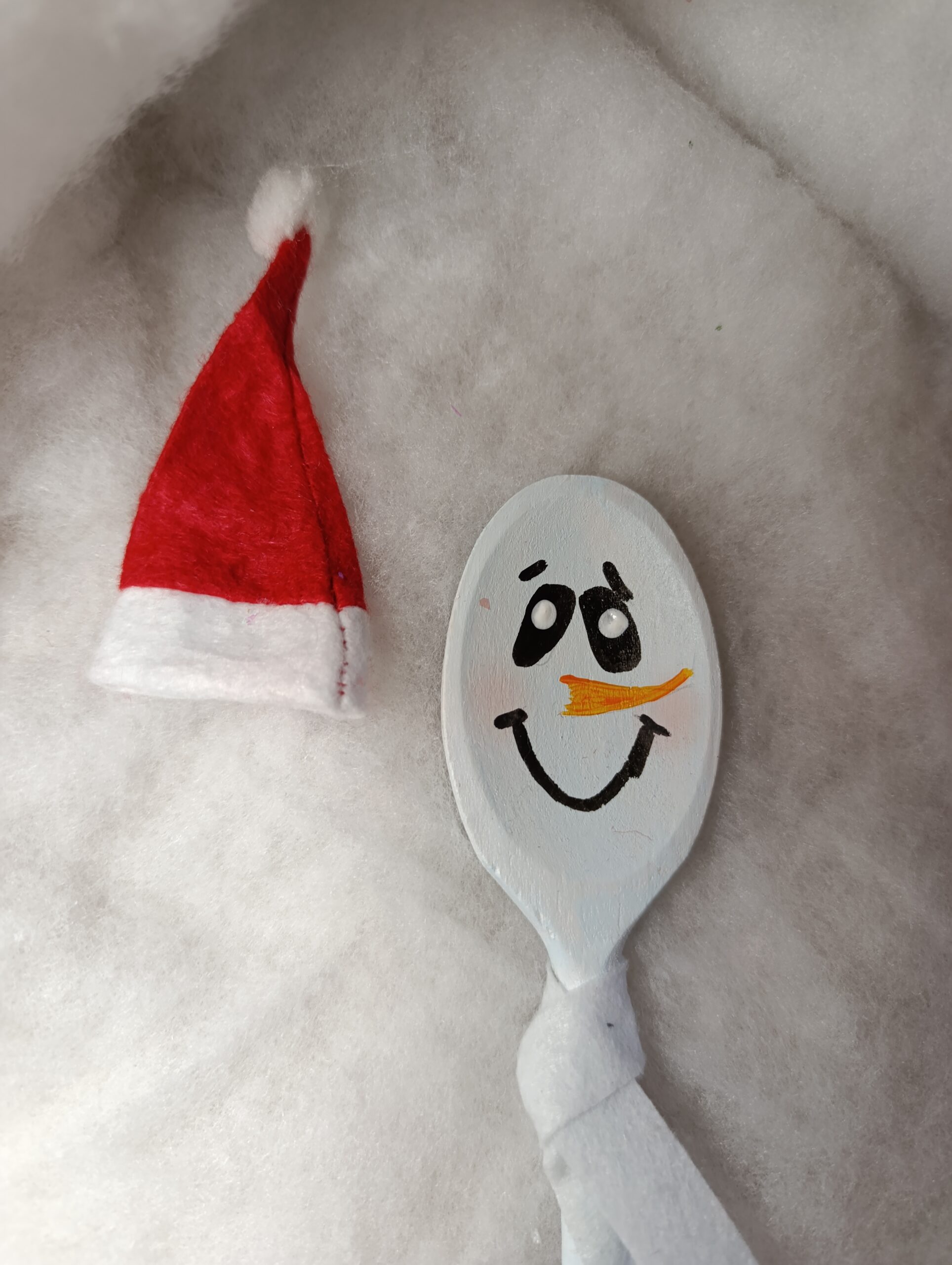 IMG_20251209_105139 🎄 Décoration de Noël – Bonhomme de neige en cuillère en bois, bonnet rouge et écharpe blanche – Image 3