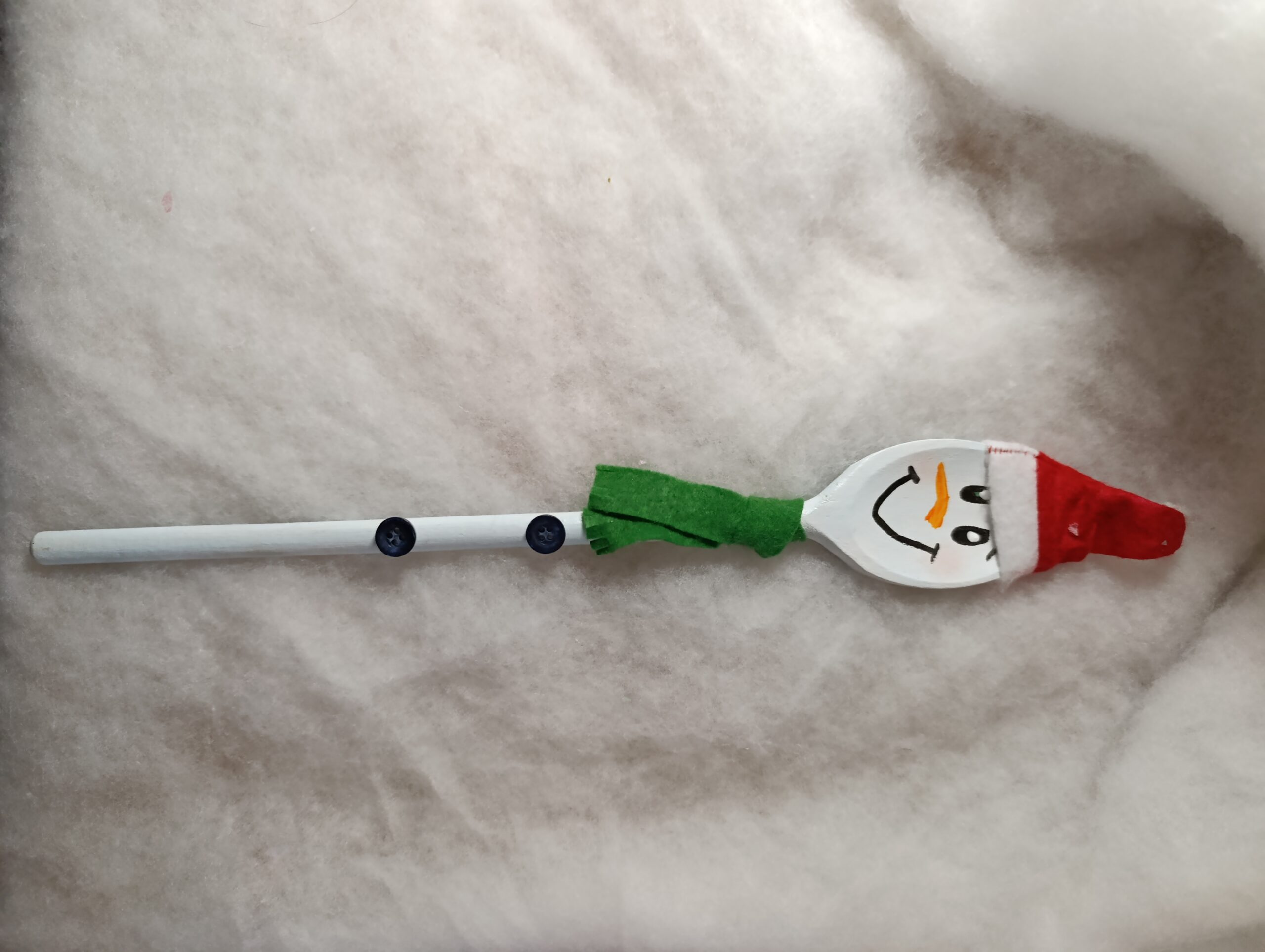 IMG_20251209_105157 🎄 Décoration de Noël – Bonhomme de neige en cuillère en bois, bonnet rouge et écharpe verte – Image 4