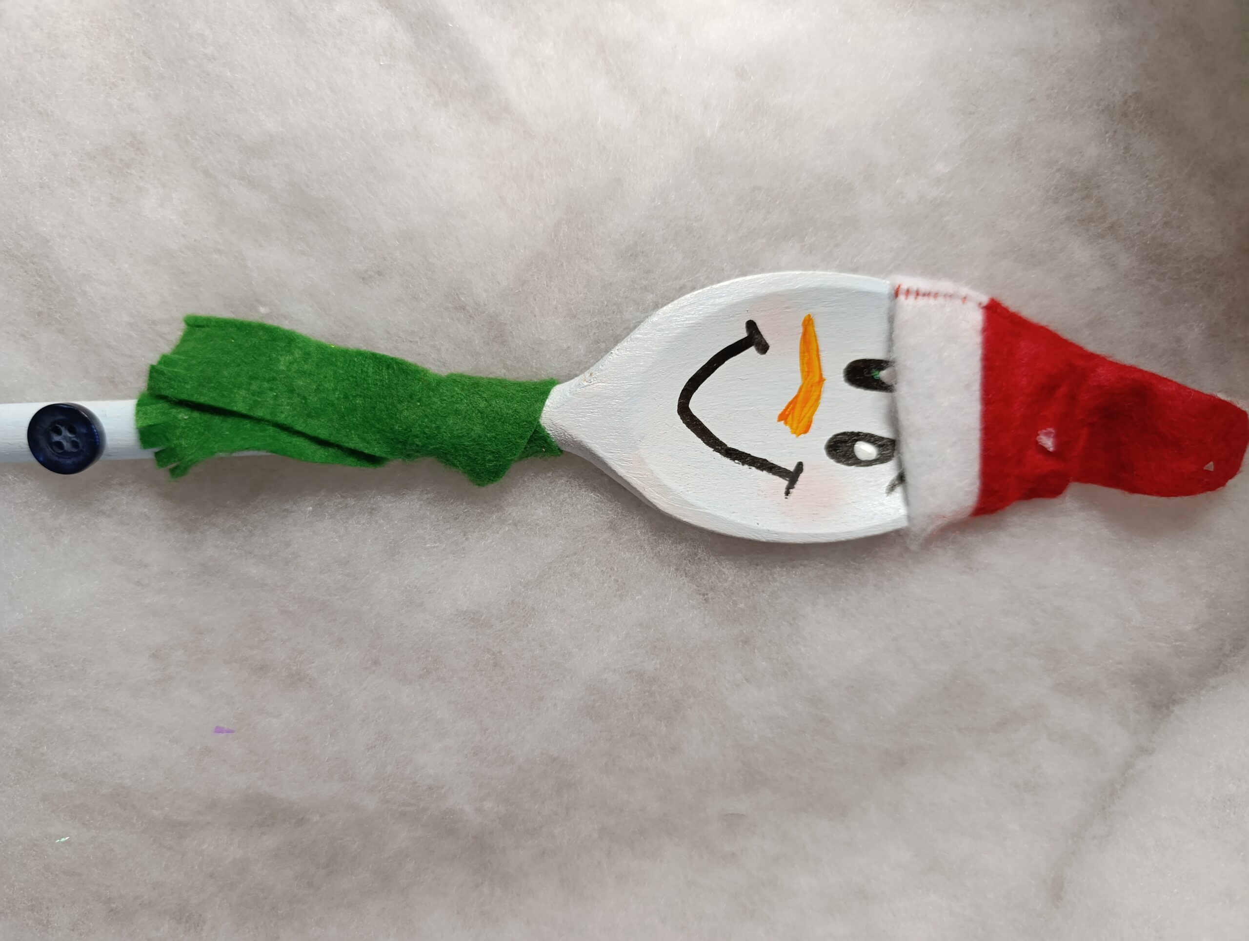 IMG_20251209_105202 🎄 Décoration de Noël – Bonhomme de neige en cuillère en bois, bonnet rouge et écharpe verte – Image 3