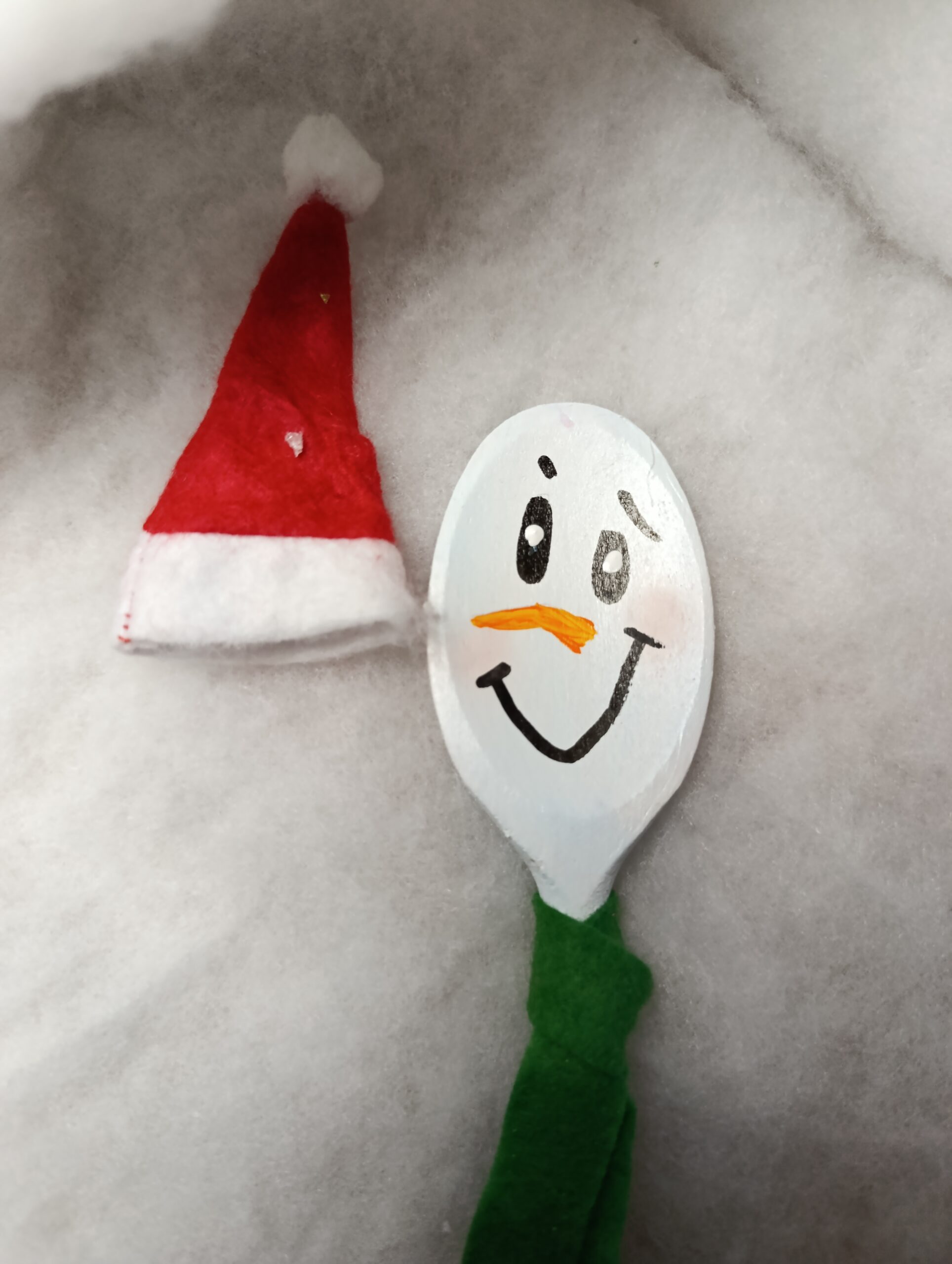 IMG_20251209_105214 🎄 Décoration de Noël – Bonhomme de neige en cuillère en bois, bonnet rouge et écharpe verte – Image 2