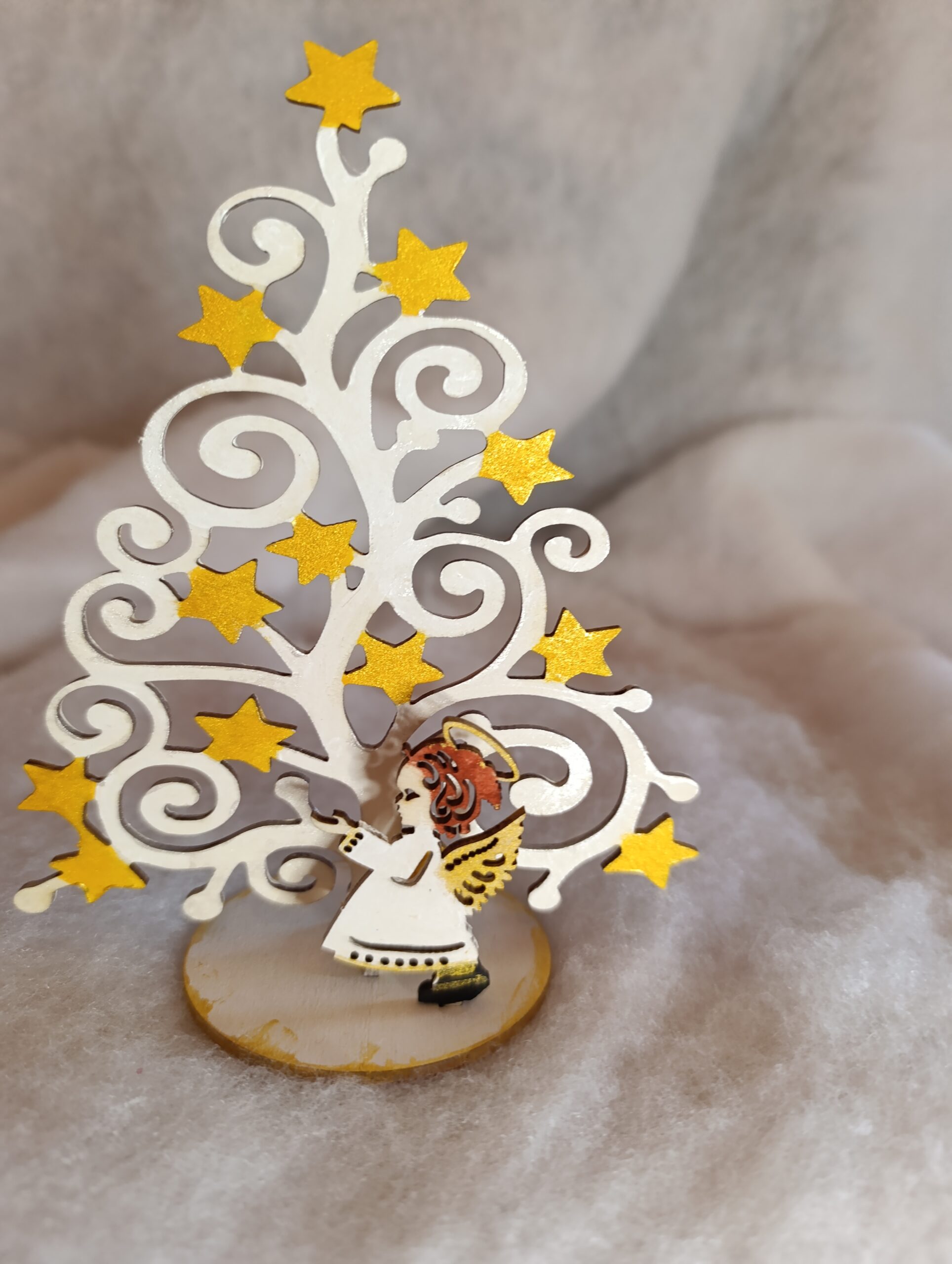 IMG_20251209_105312 🎄 Décoration de Noël – Sapin féerique blanc et étoiles dorées avec ange