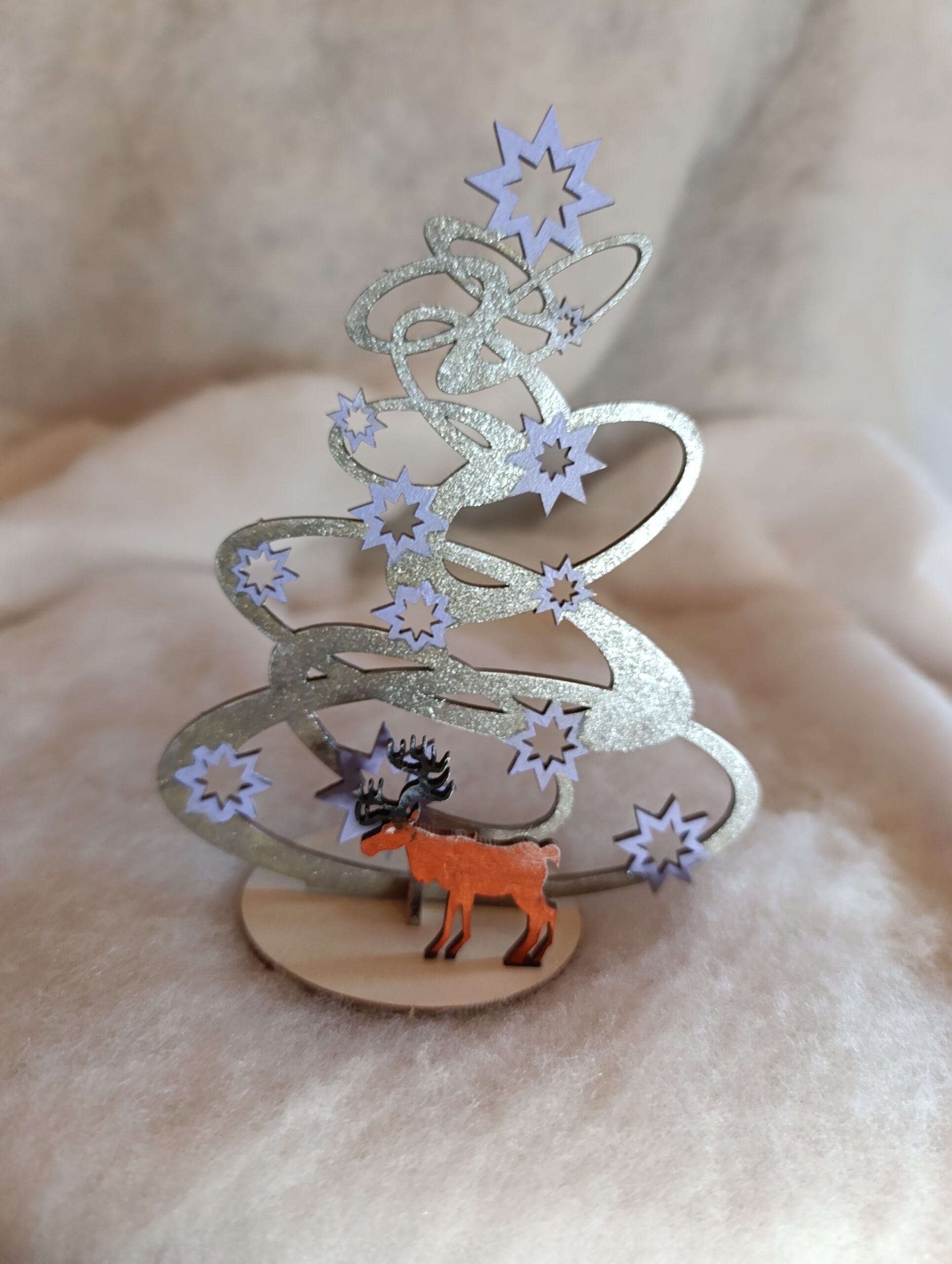 IMG_20251209_105358 🎄 Décoration de Noël – Sapin féerique argenté et étoiles nacrées avec renne – Image 3