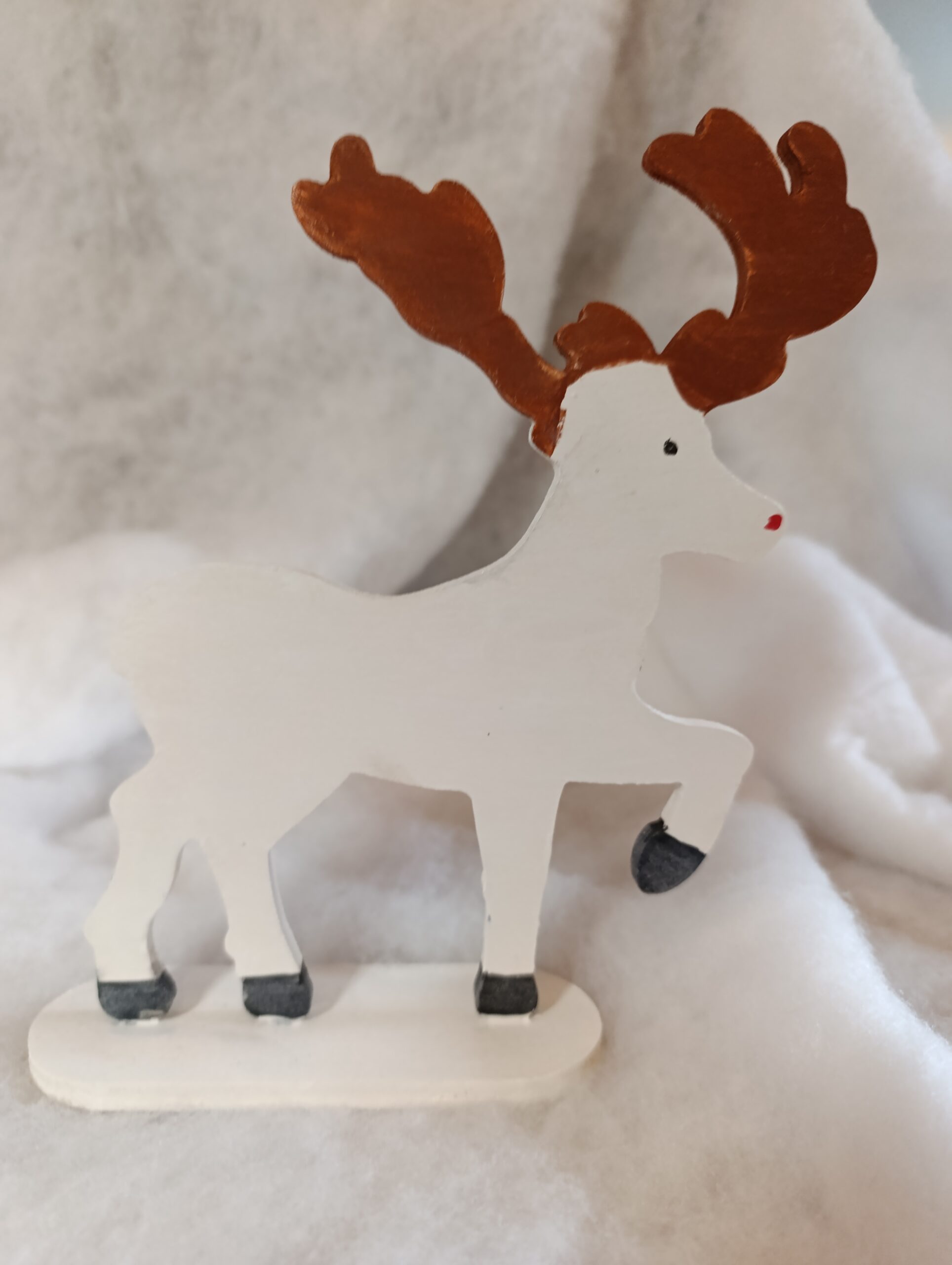 IMG_20251209_110501 🎄 Renne blanc aux bois cuivrés – Décoration artisanale de Noël – Image 8