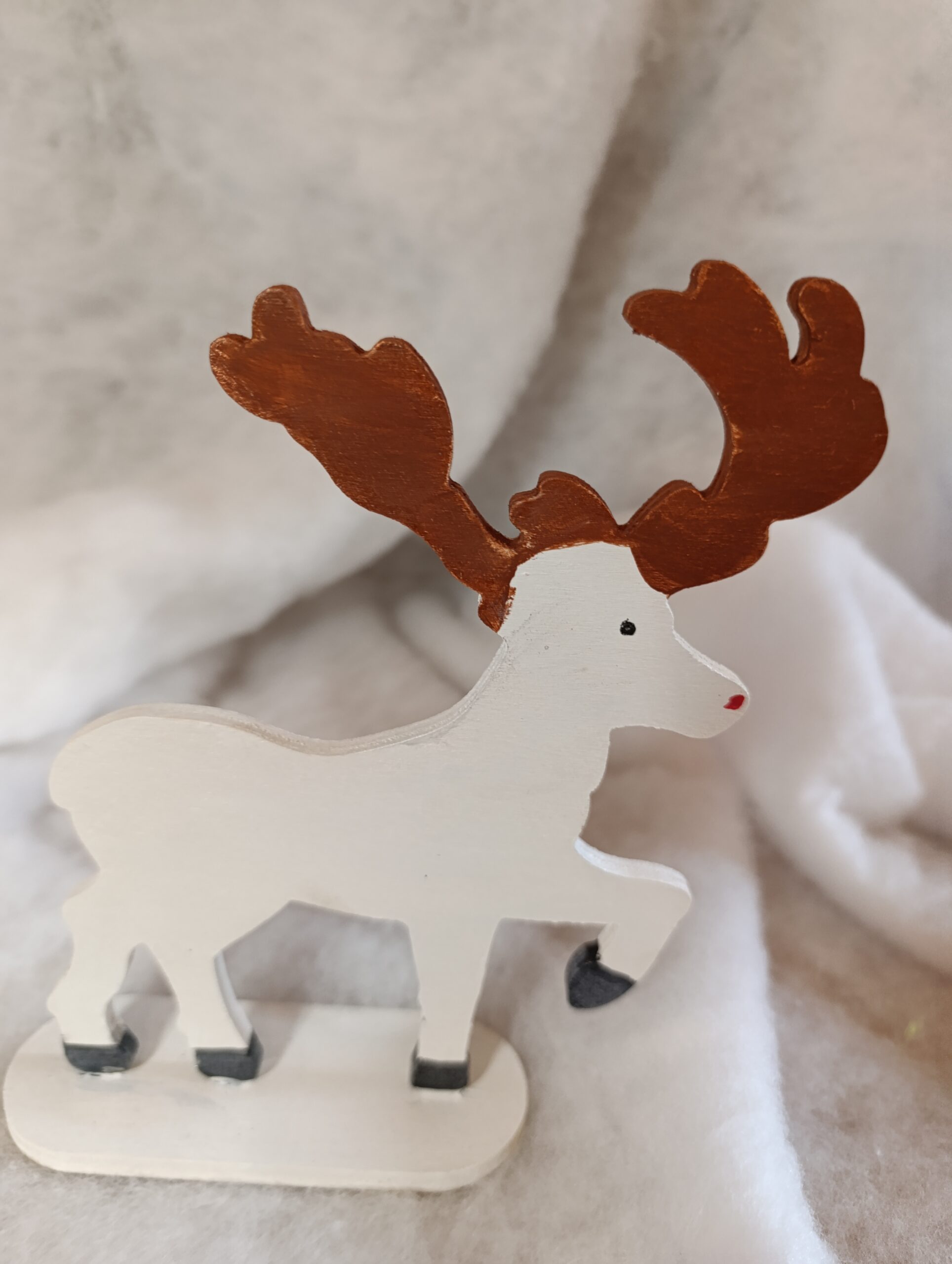 IMG_20251209_110502 🎄 Renne blanc aux bois cuivrés – Décoration artisanale de Noël – Image 7