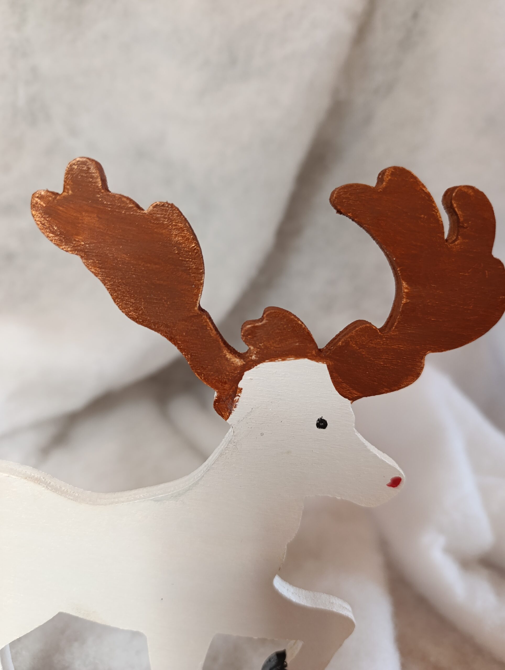 IMG_20251209_110506 🎄 Renne blanc aux bois cuivrés – Décoration artisanale de Noël – Image 6