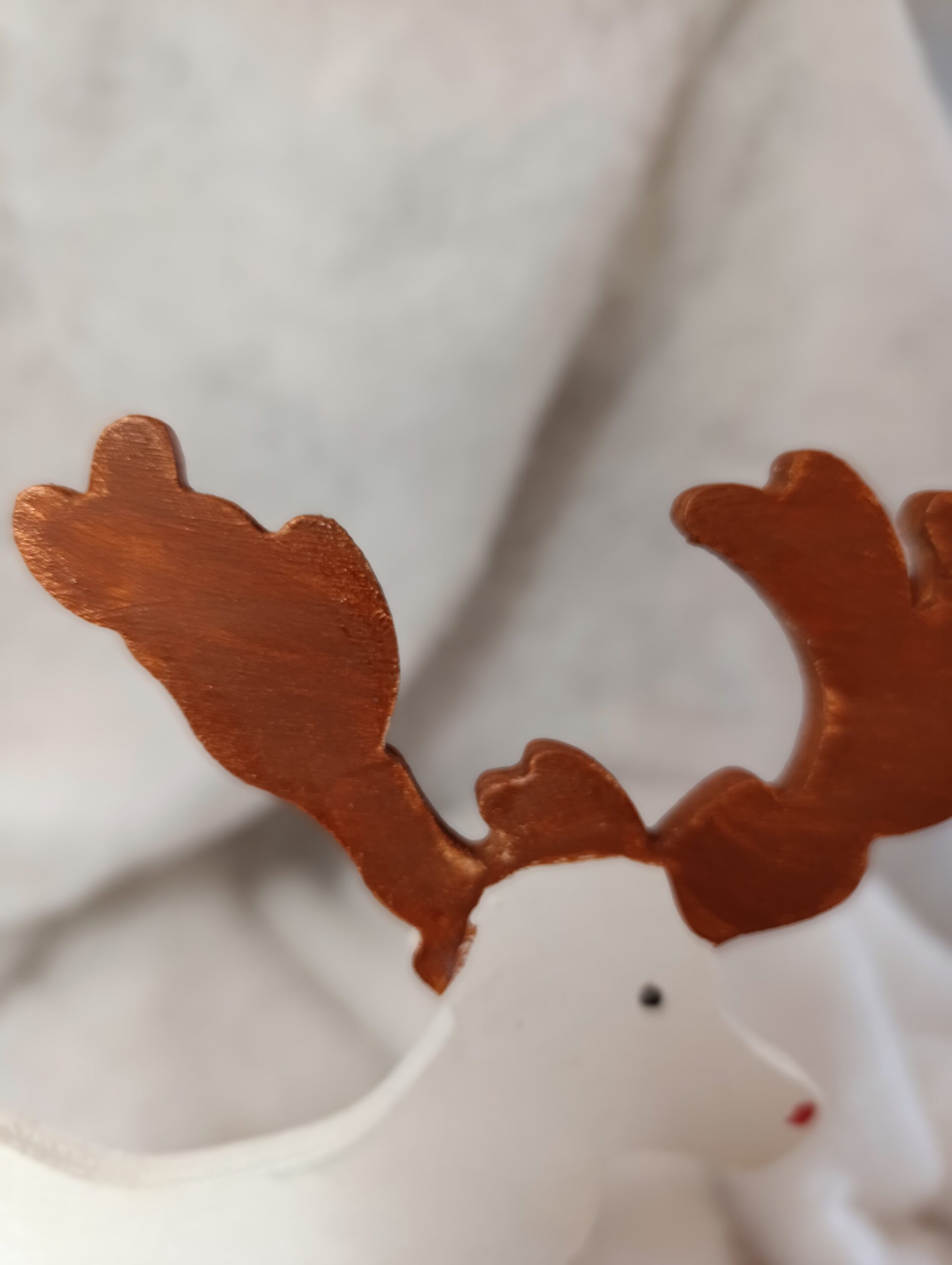 IMG_20251209_110522 🎄 Renne blanc aux bois cuivrés – Décoration artisanale de Noël – Image 4