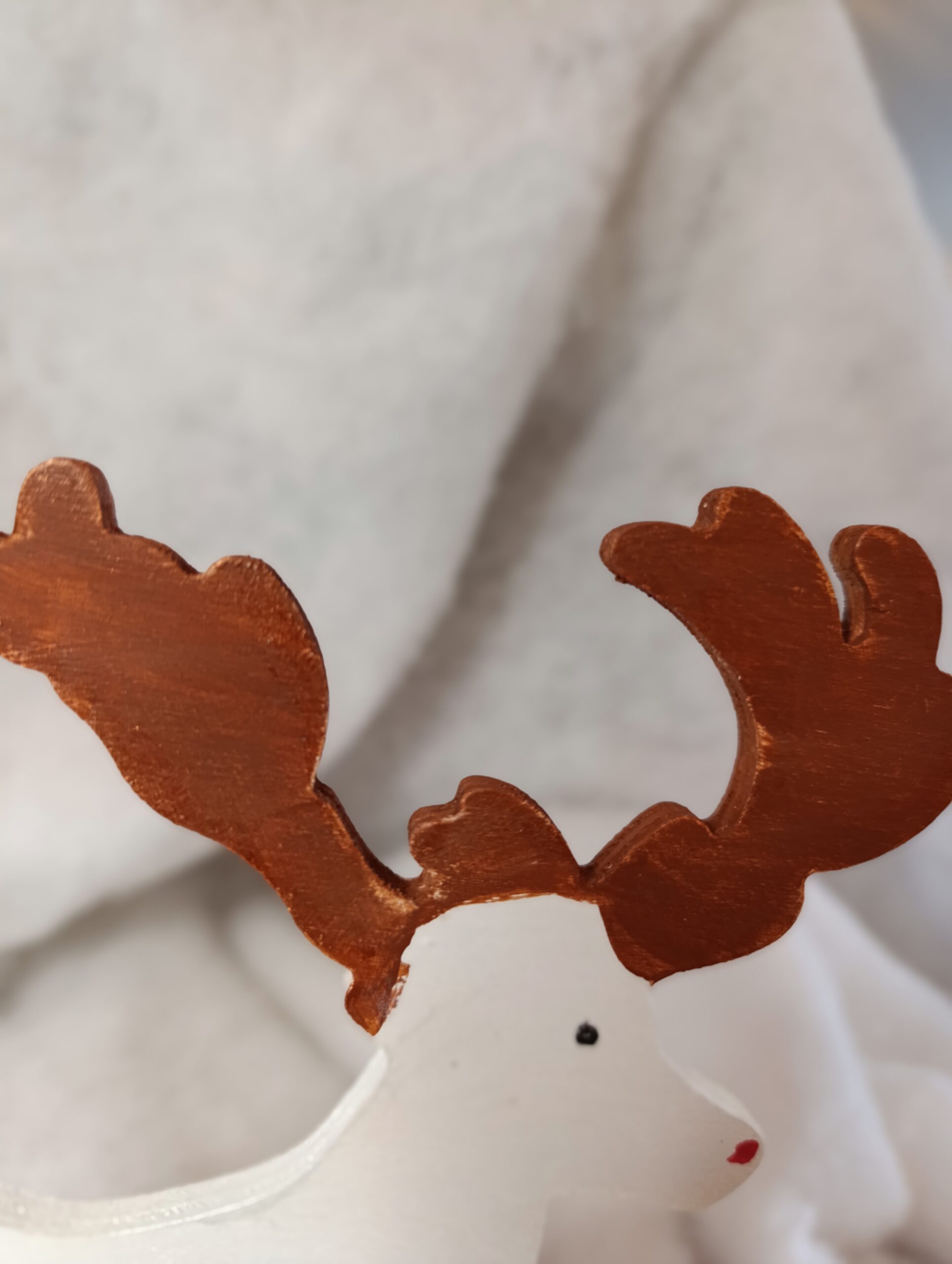 IMG_20251209_110525 🎄 Renne blanc aux bois cuivrés – Décoration artisanale de Noël – Image 5