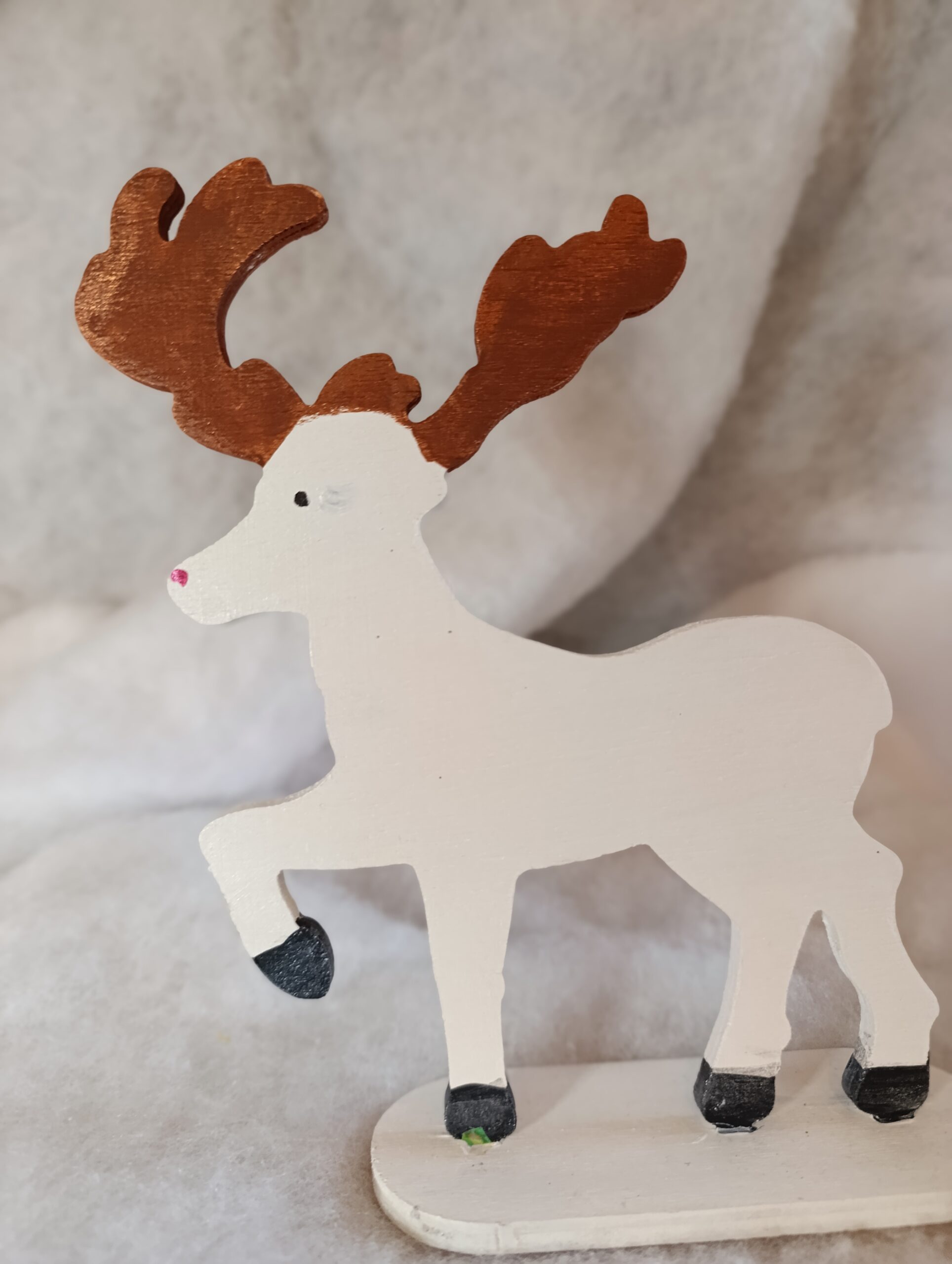 IMG_20251209_110543 🎄 Renne blanc aux bois cuivrés – Décoration artisanale de Noël