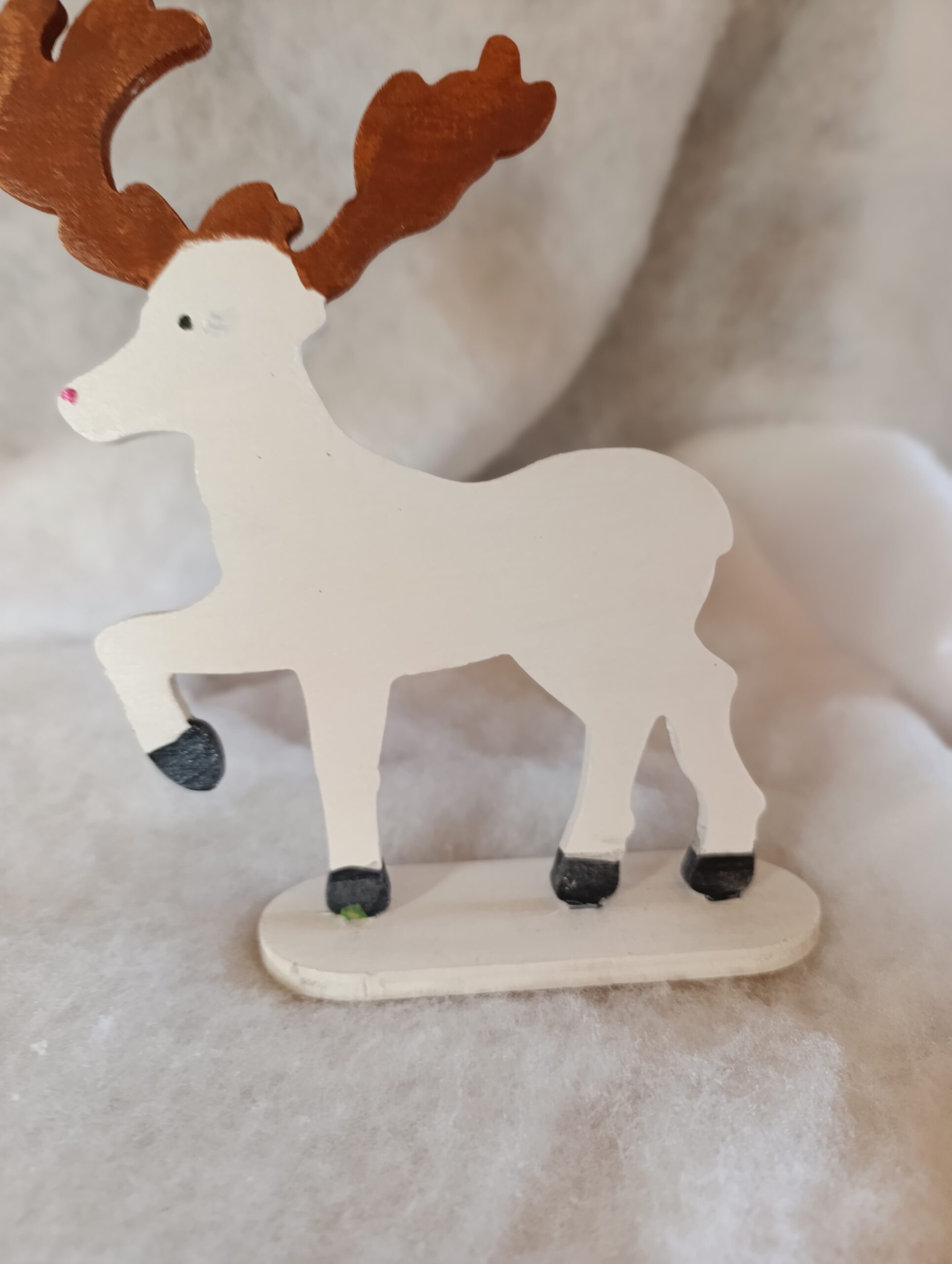 IMG_20251209_110545 🎄 Renne blanc aux bois cuivrés – Décoration artisanale de Noël – Image 2