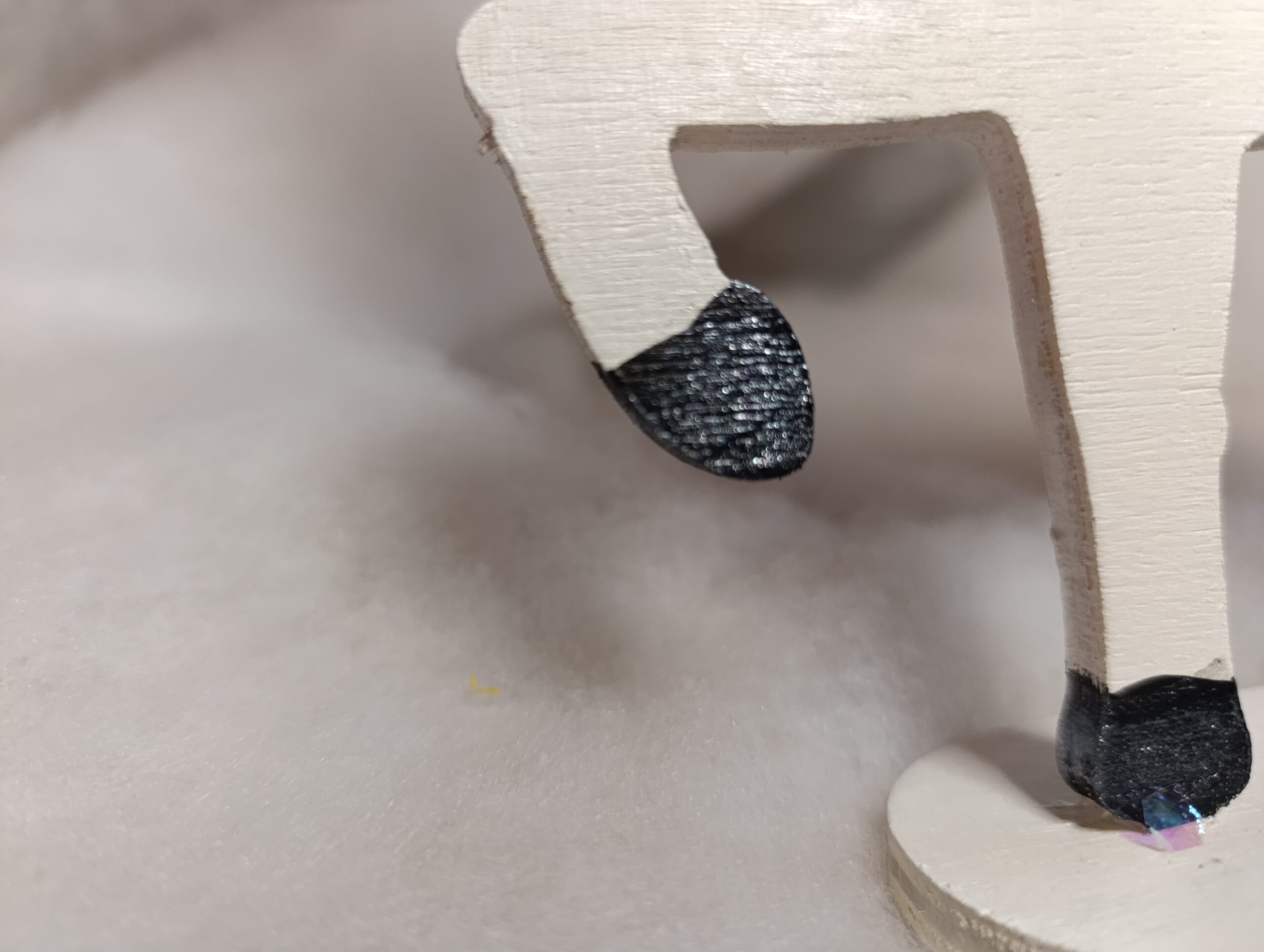 IMG_20251209_110608 🎄 Renne blanc aux bois cuivrés – Décoration artisanale de Noël – Image 9