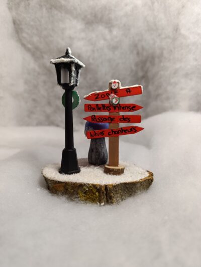 Décoration de Noël Champignon bleu & panneau “Zone à paillettes” avec lampadaire