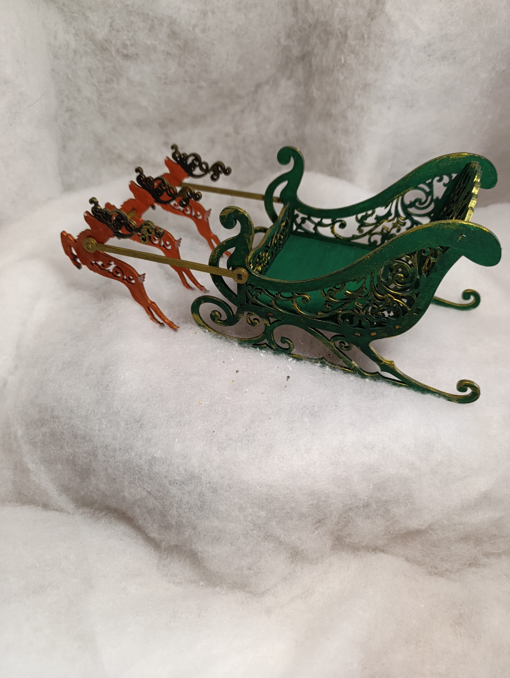 IMG_20251209_114317 🌲✨ Traîneau Vert Émeraude Le Gardien des Forêts Hivernales