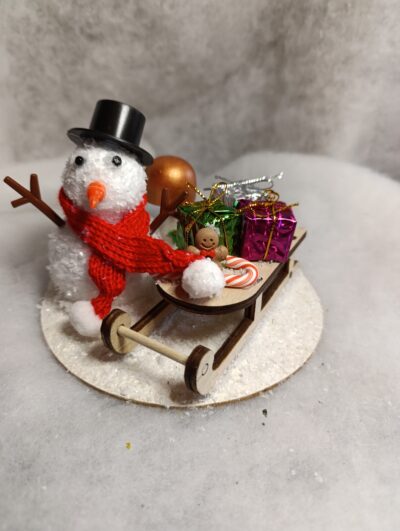 Centre de table Bonhomme de Neige – Traîneau Gourmand & Cadeaux féeriques champignon or