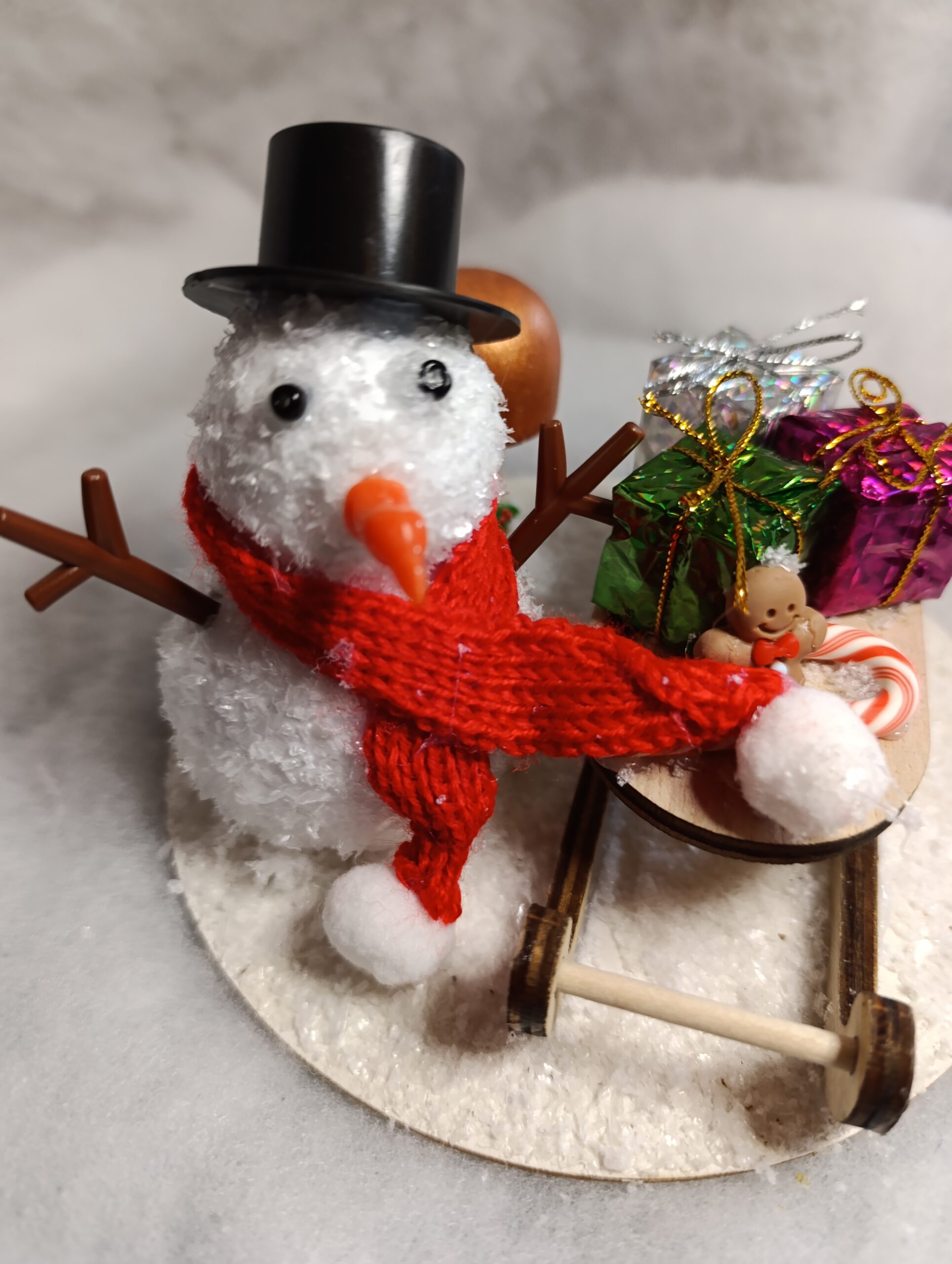 IMG_20251209_114823 Centre de table Bonhomme de Neige – Traîneau Gourmand & Cadeaux féeriques champignon or – Image 6