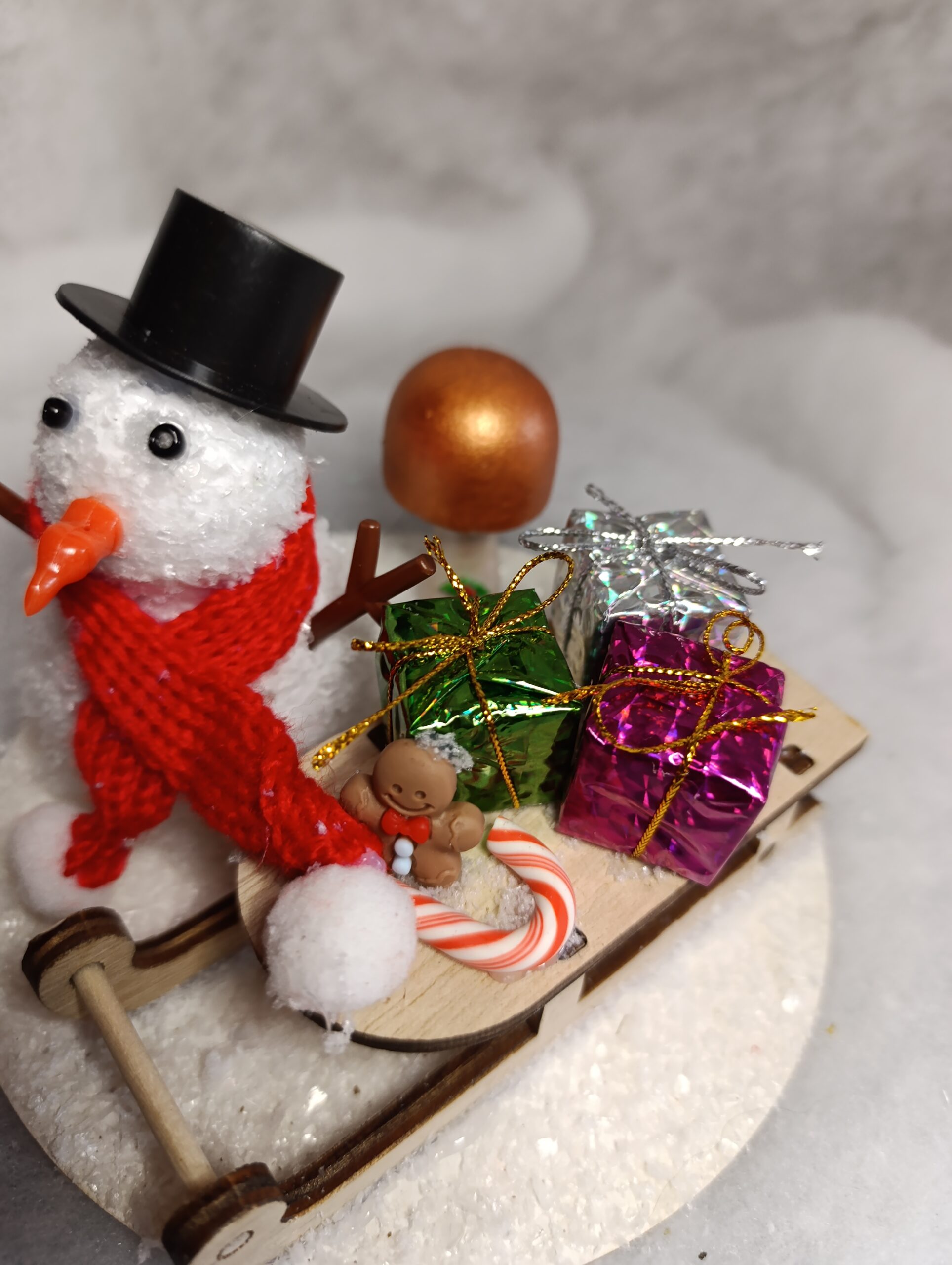 IMG_20251209_114825 Centre de table Bonhomme de Neige – Traîneau Gourmand & Cadeaux féeriques champignon or – Image 5