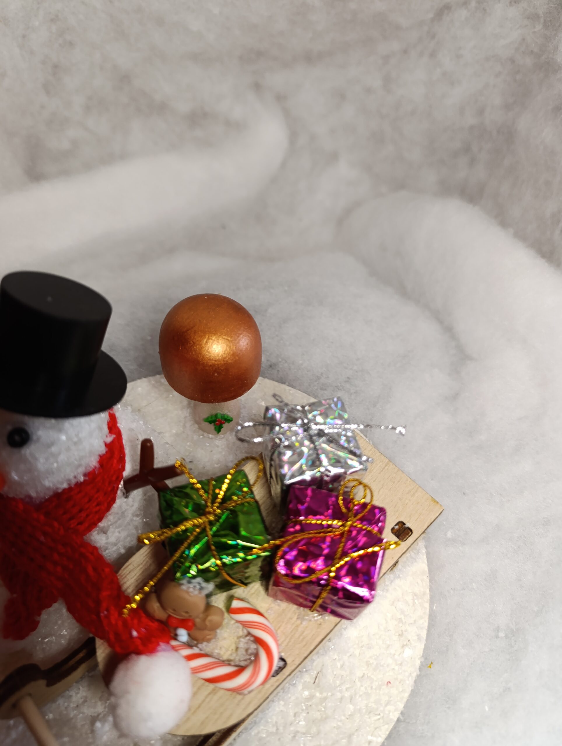 IMG_20251209_114827 Centre de table Bonhomme de Neige – Traîneau Gourmand & Cadeaux féeriques champignon or – Image 4