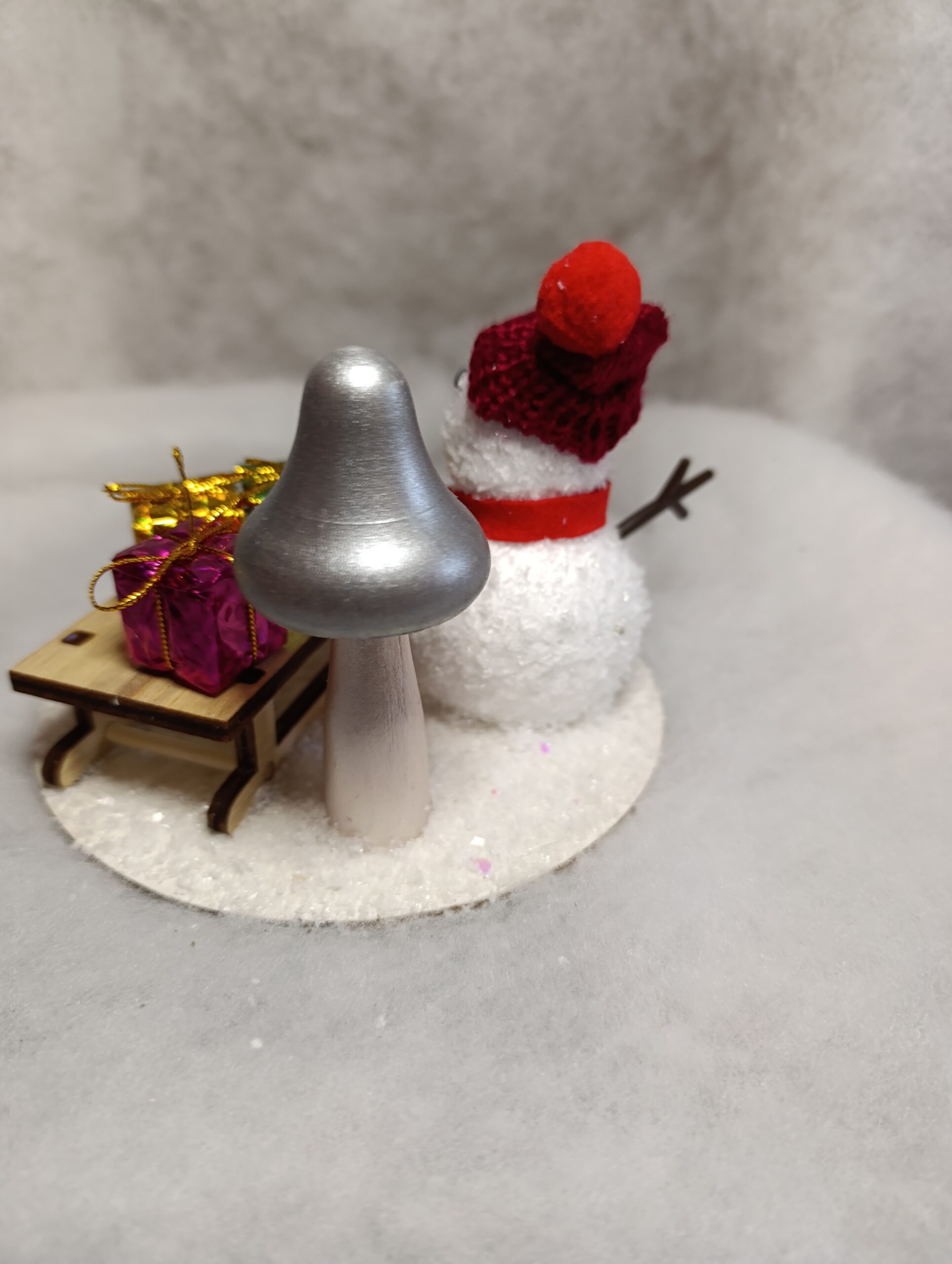 IMG_20251209_114930 Centre de table Bonhomme de Neige Traîneau gourmand & Champignon Argenté – Image 3
