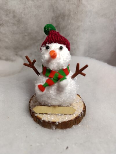 Marque-place de Noël Bonhomme de neige au bonnet bordeaux et écharpe verte et rouge