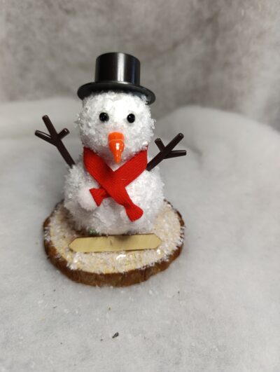 Marque-place de Noël Bonhomme de neige au chapeau noir et écharpe rouge