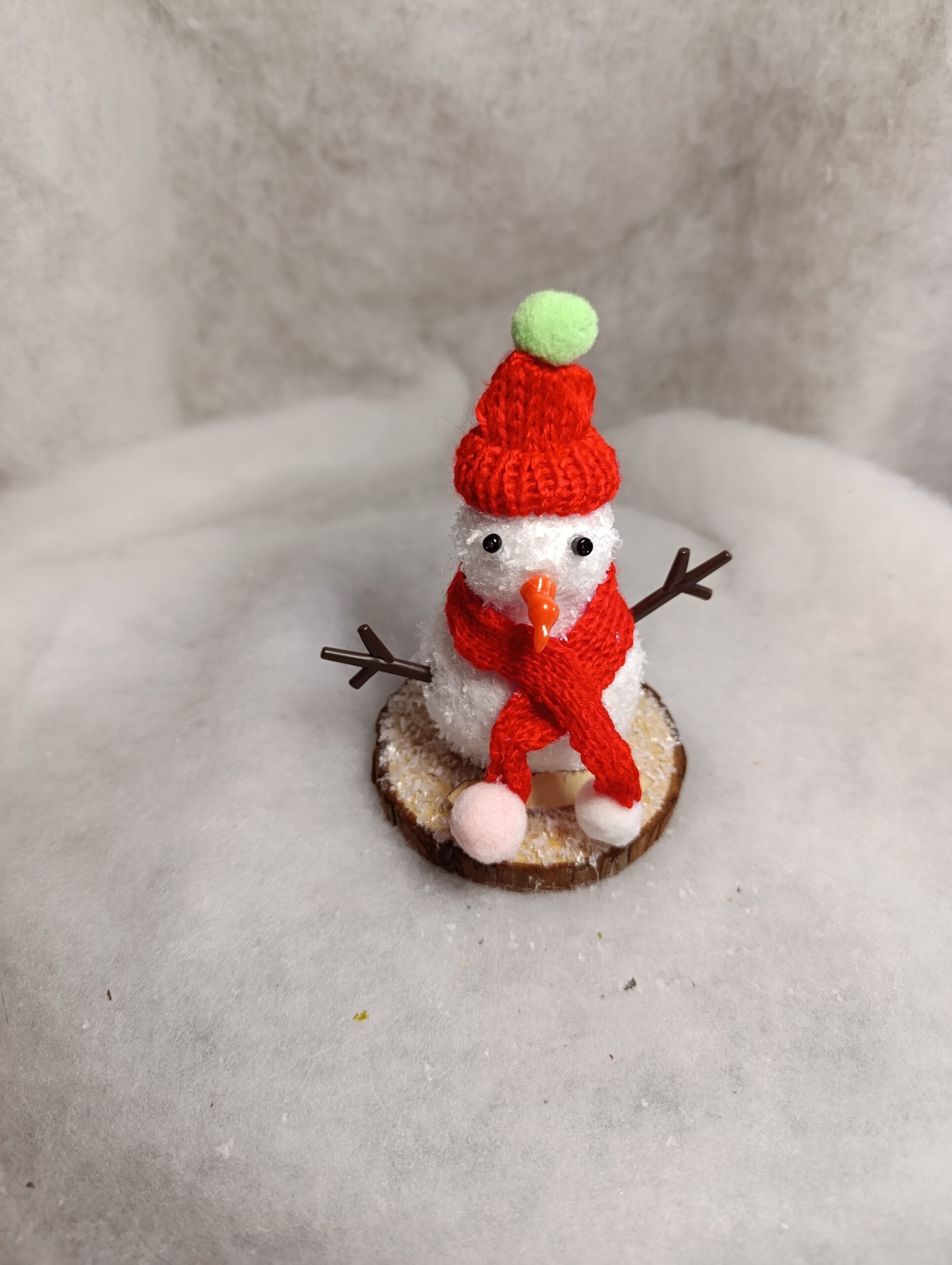 IMG_20251209_115201 Marque-place de Noël Bonhomme de neige au bonnet rouge et écharpe rouge – Image 2