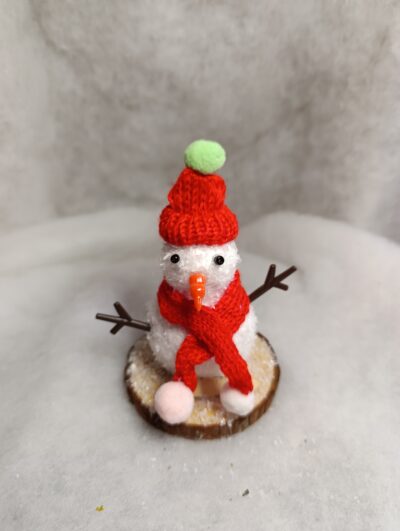 Marque-place de Noël Bonhomme de neige au bonnet rouge et écharpe rouge