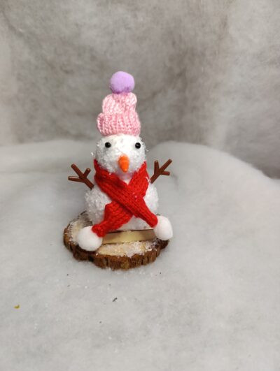 Marque-place de Noël Bonhomme de neige au bonnet rose et écharpe rouge