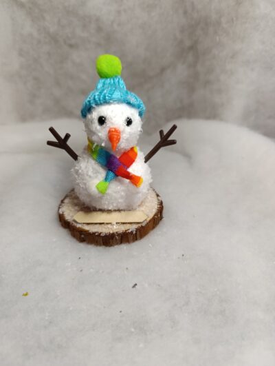 Marque-place de Noël Bonhomme de neige au bonnet rouge et écharpe multicolore